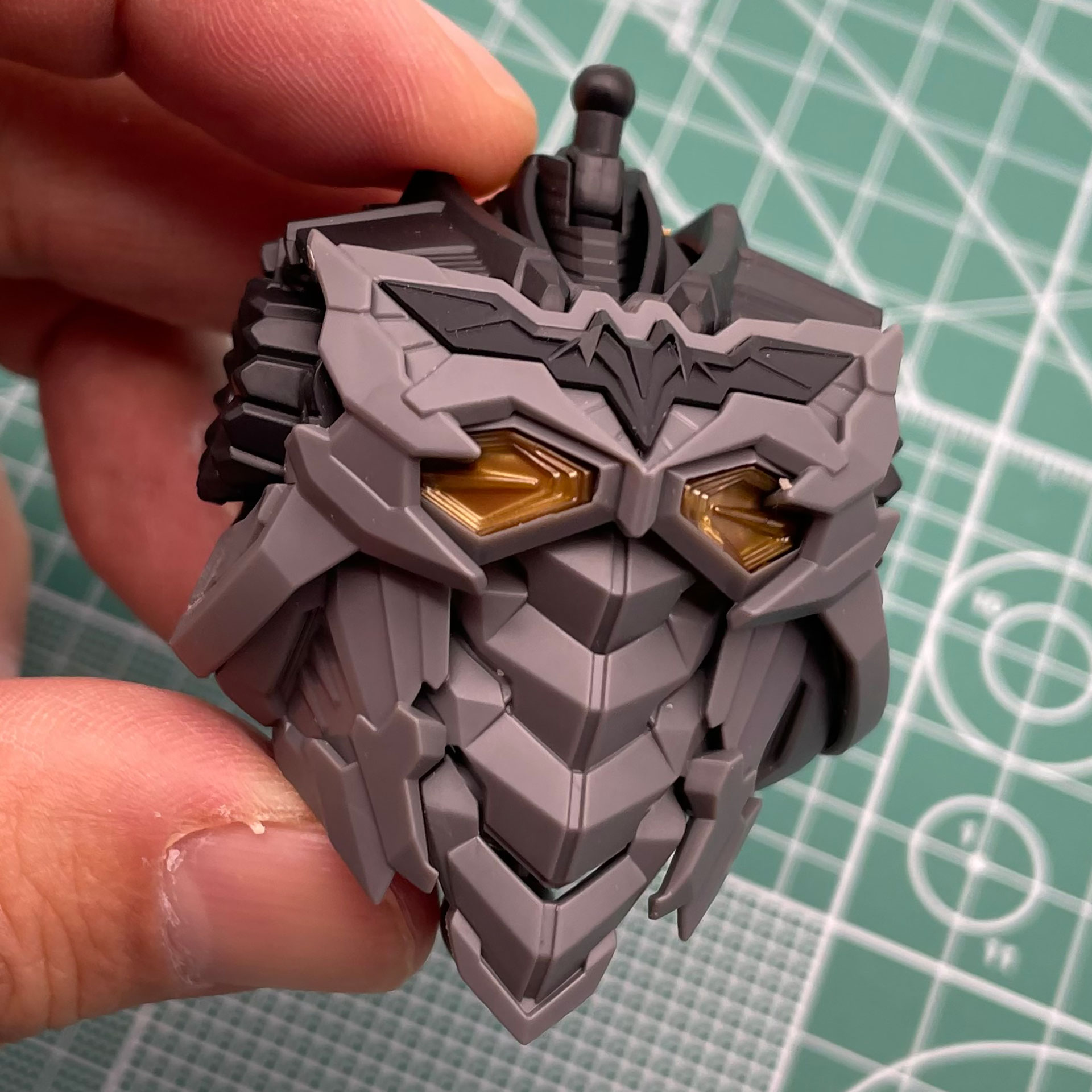 胴体が完成。腹筋の造型や頼もしい厚み、「バットラング」装着箇所のディテールなど密度感がすばらしい。