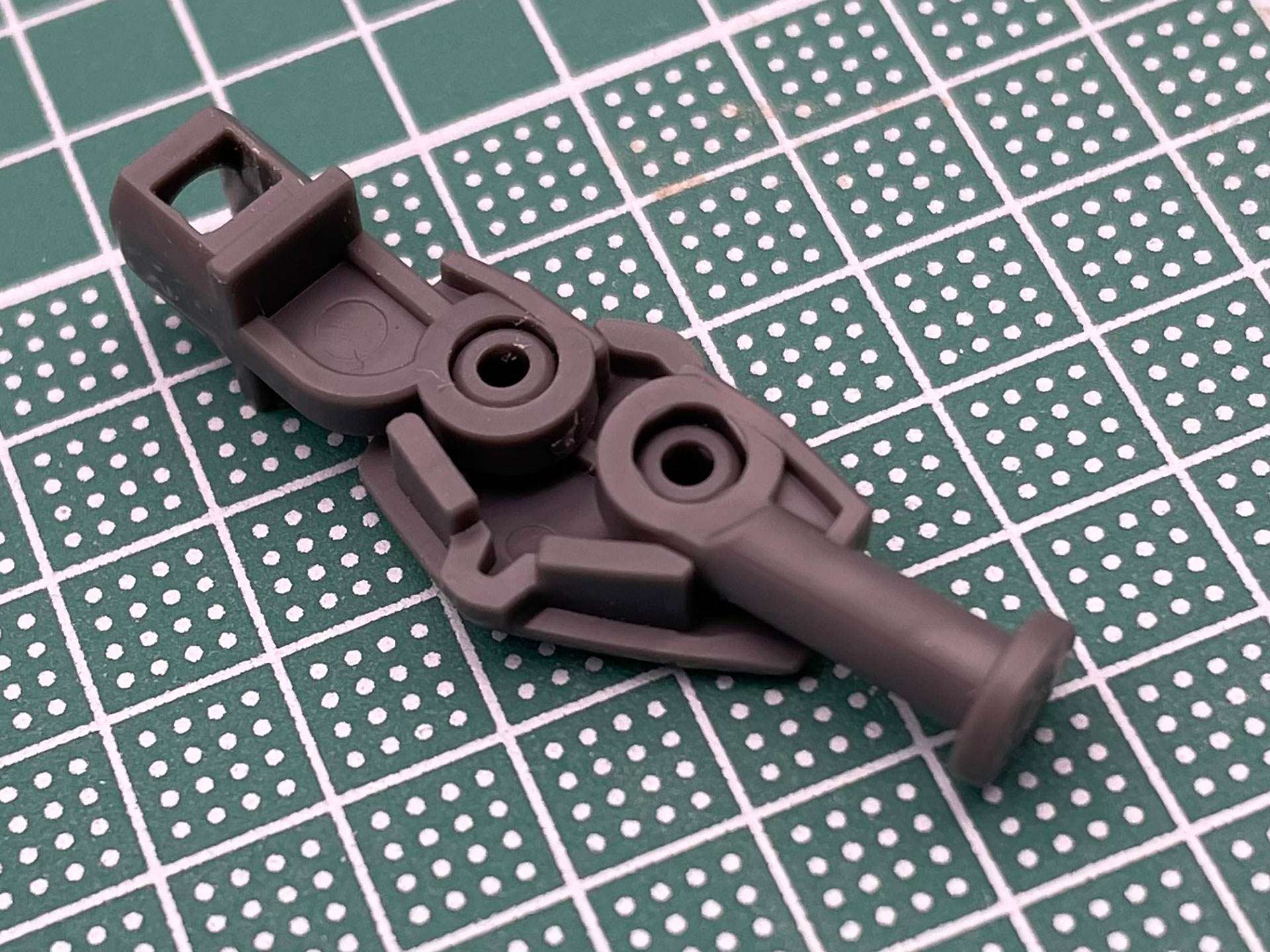 肘は二重関節で可動域を確保しています。