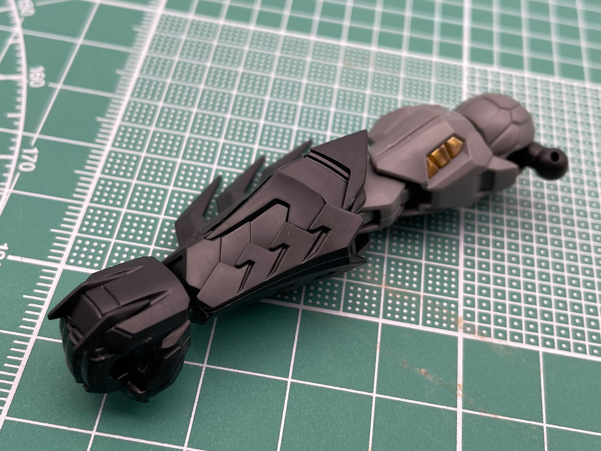 右腕が完成！ 大きめの拳がヒロイックな印象を際立てます。同様に左腕部分も作っていきます。