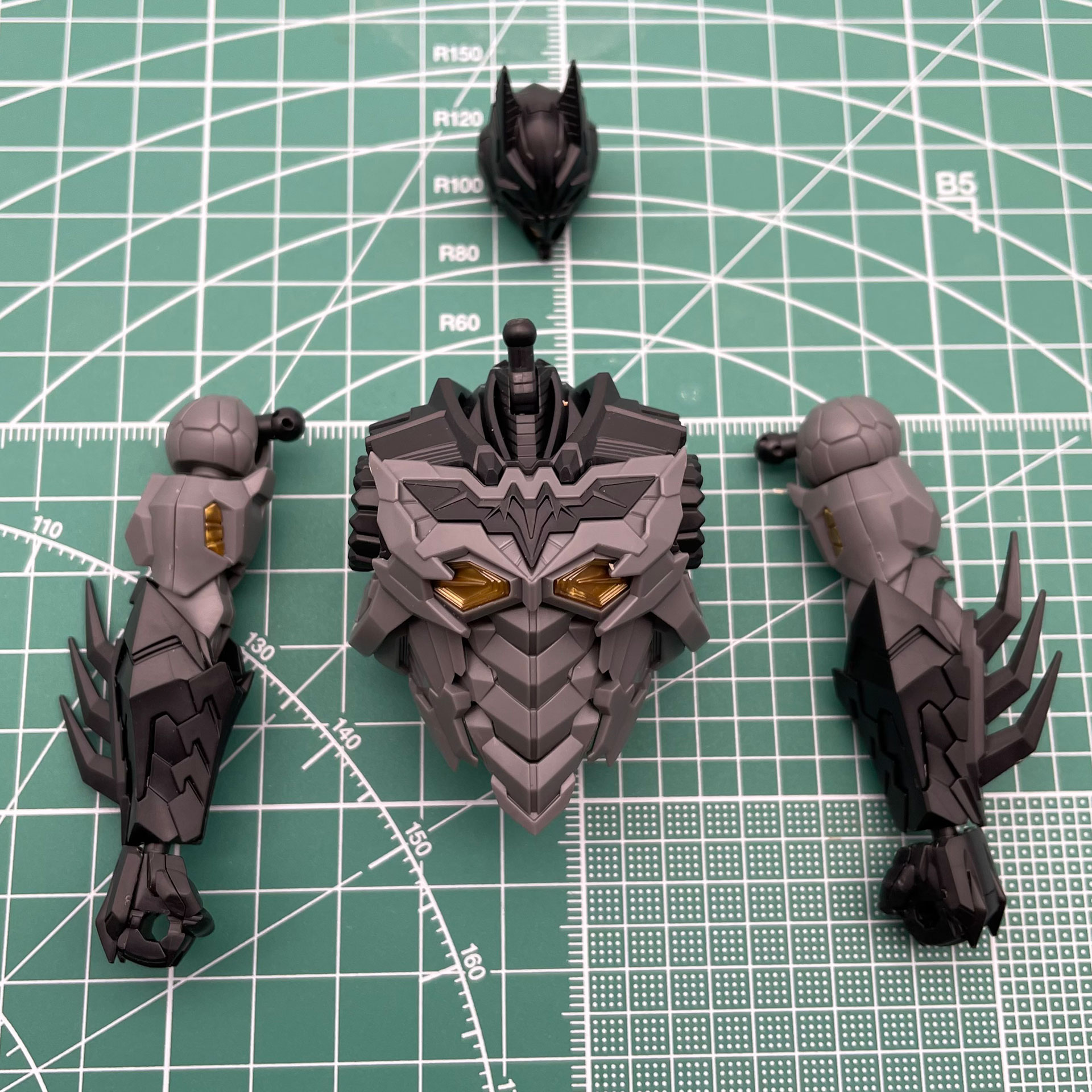 ここまで作ってきたパーツたちを合体させます。この状態だと装着前のバットスーツを彷彿とさせますね。