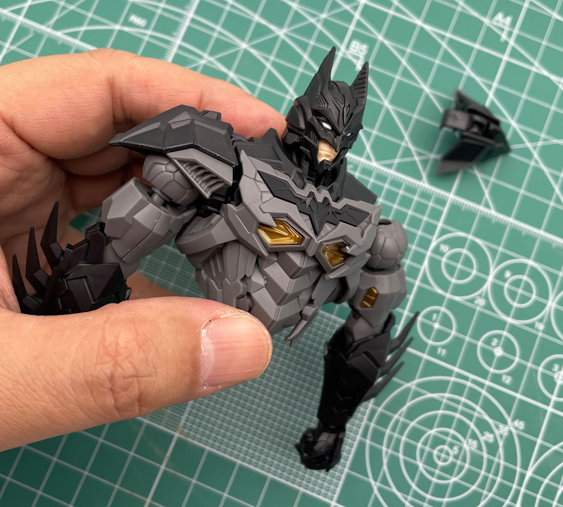 肩のパーツを付けると、上半身はひとまず完成。