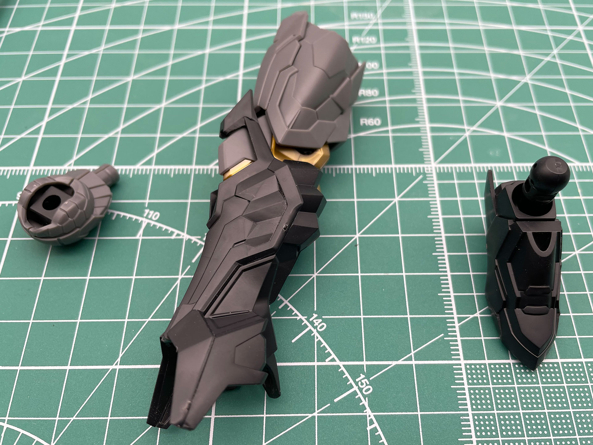 接合部分や足首も作り、それぞれを組み合わせます。