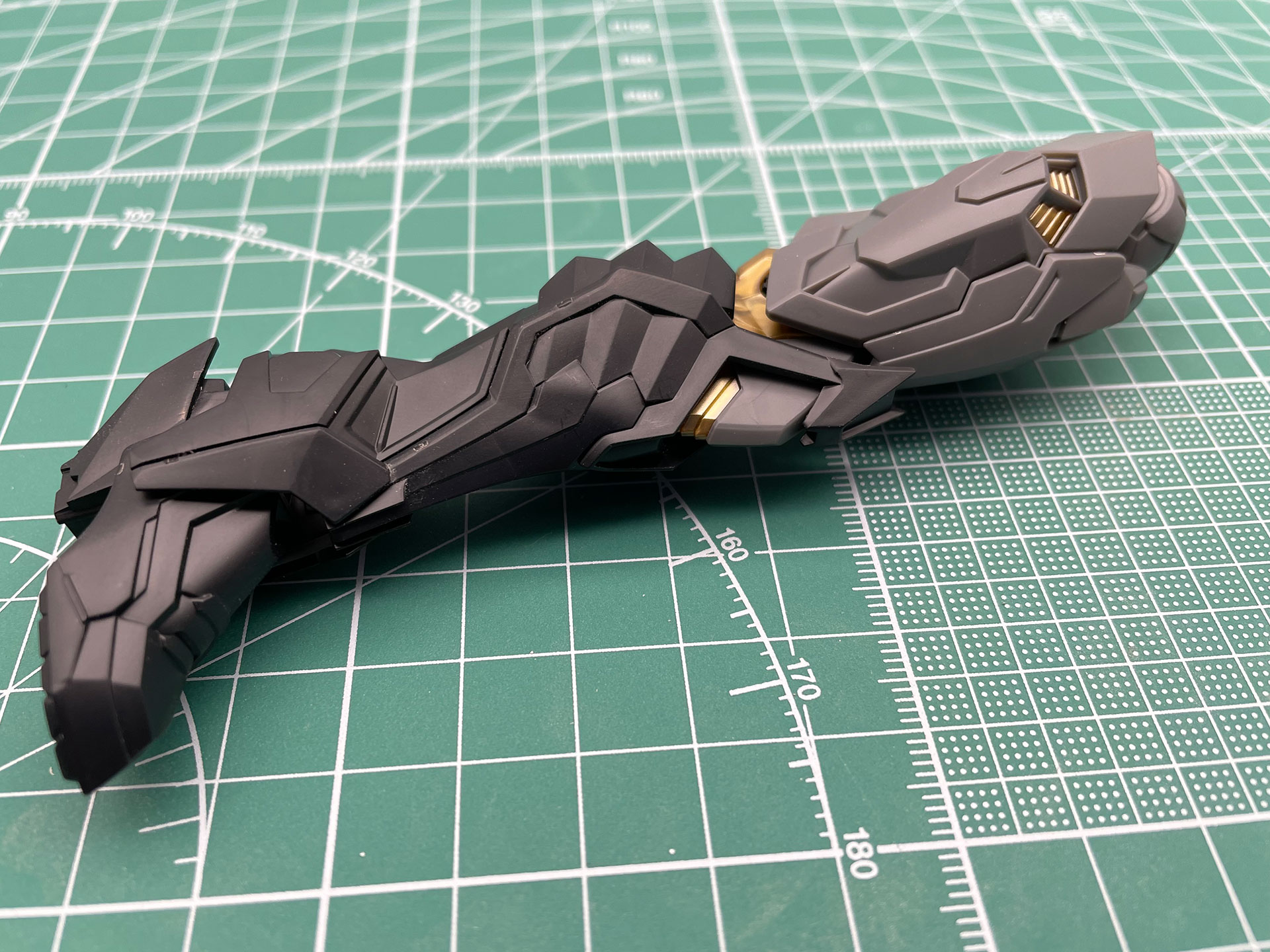 片足が完成。もう片方も同じように組み立てていきます。