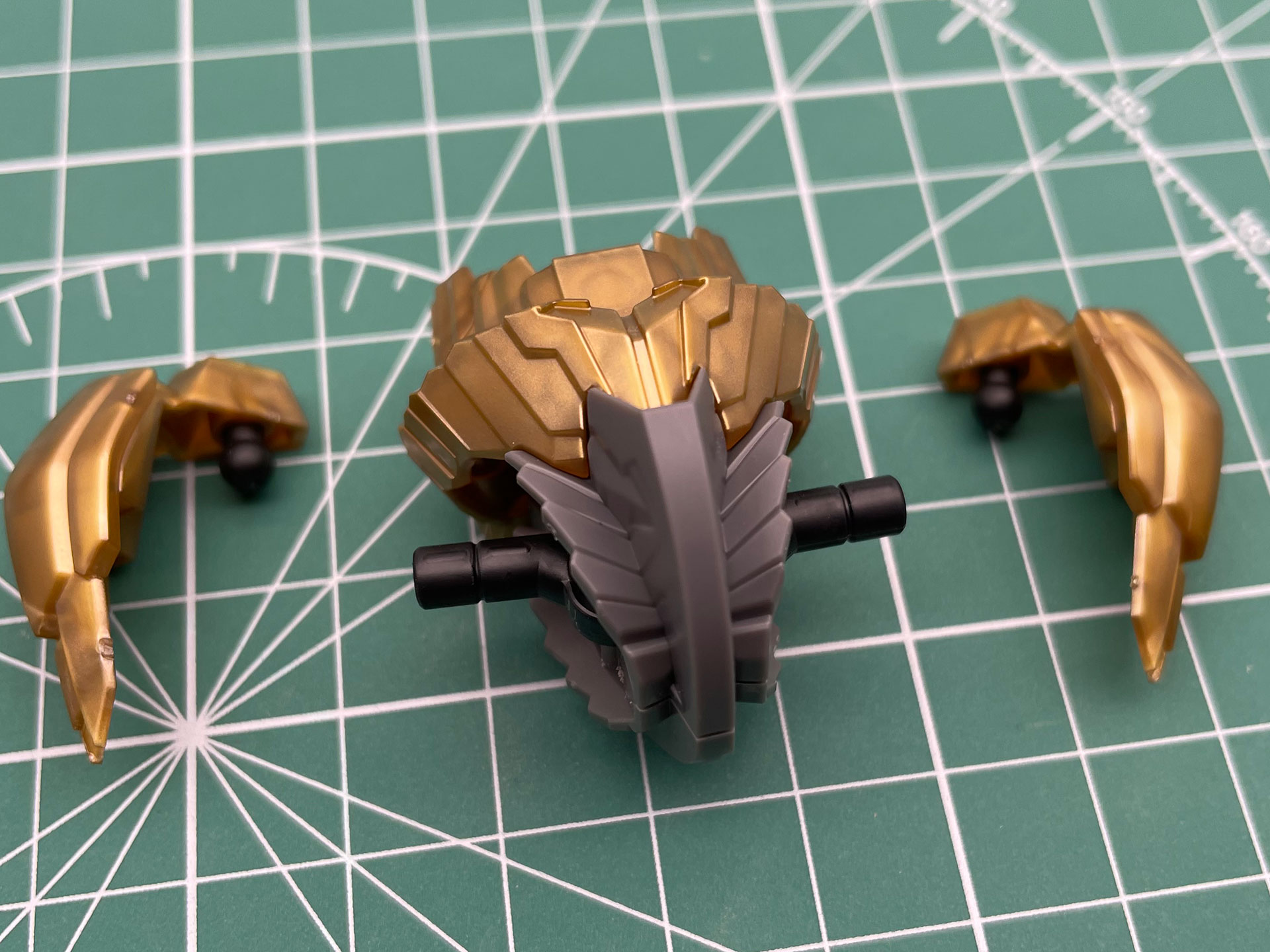 こちらが腰の部分。左右のパーツを取り付けることでシルエットが横に広がりバットスーツのベルト部分を再現しています。