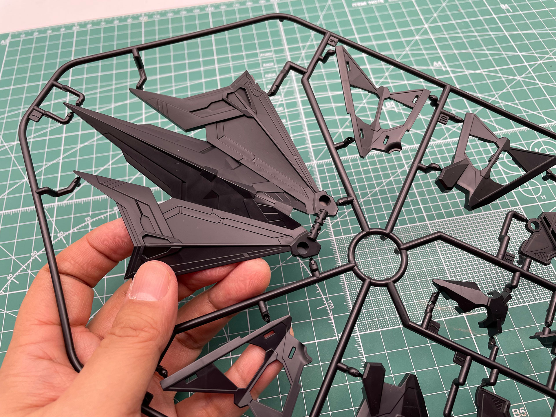 ここからパーツを切り離して、マントの骨格となる部分を作っていきます。