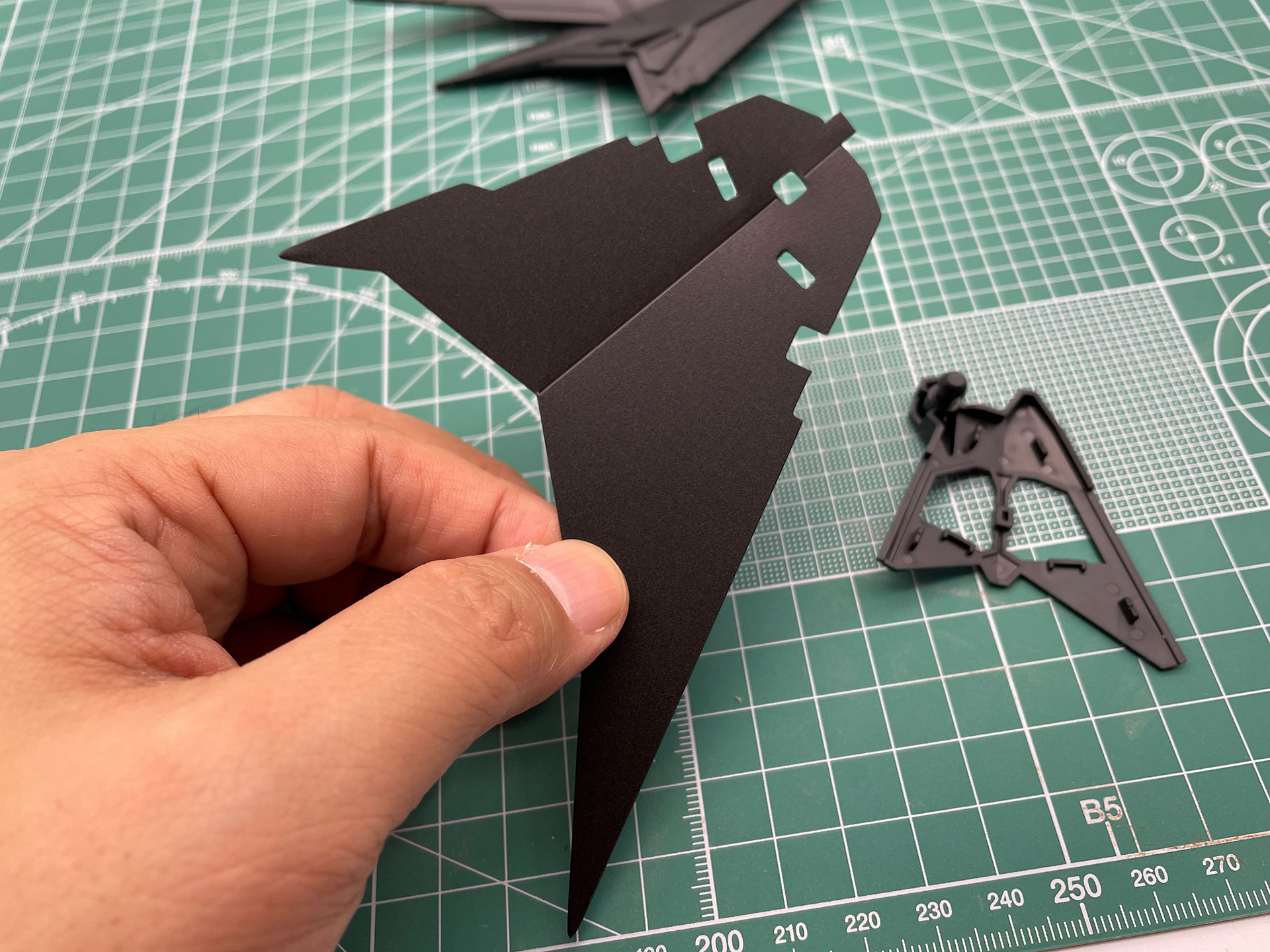 こちらがPP素材を採用したマントのパーツ。