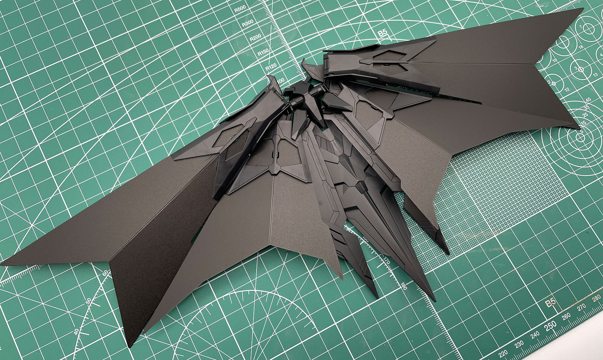 マントがついに完成。あとは、バットマン本体の背中に取り付ければOKです。