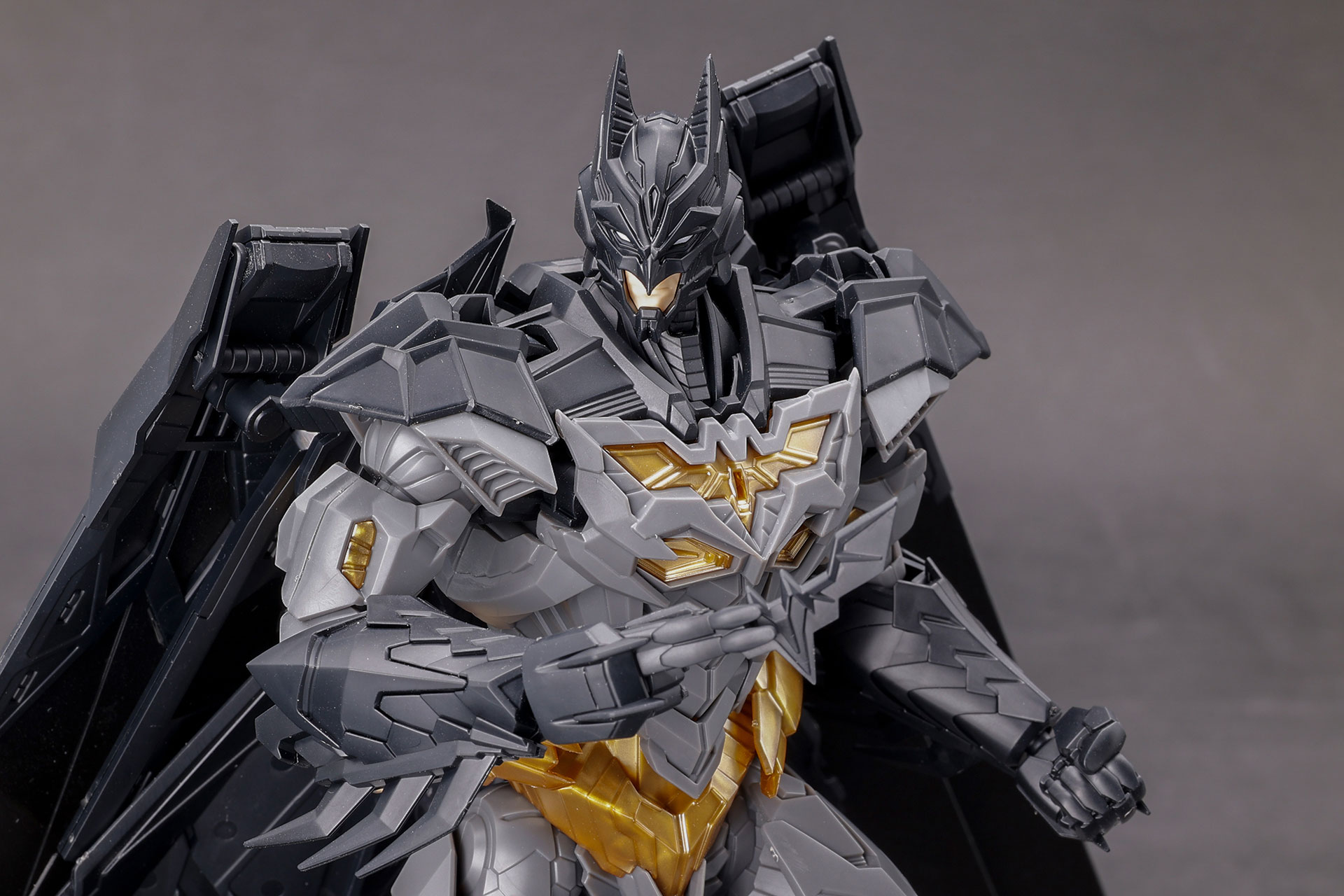 胸から取り外した「バットラング」を、手に持たせたところ。