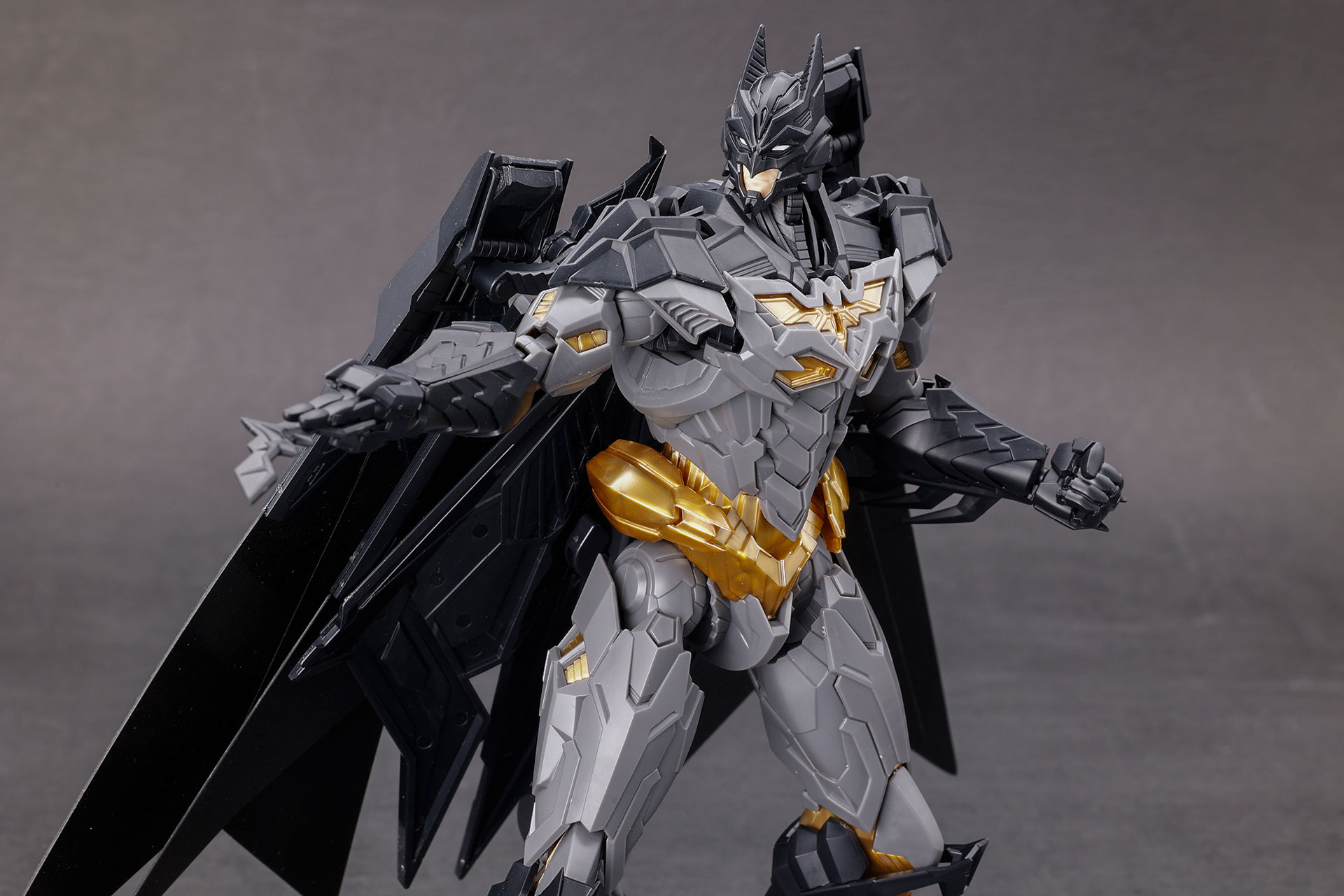 手首も指を伸ばしたパターンのものが用意されており、そちらに差し替えて武器を持たせることができます。