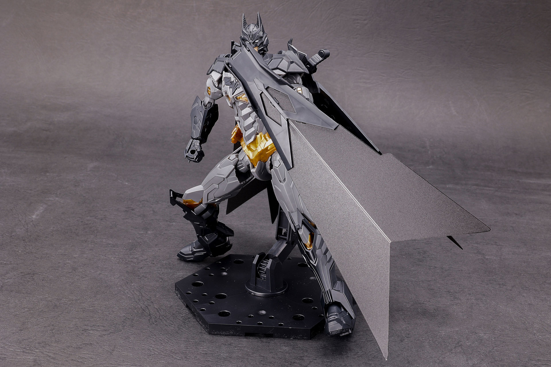 マントを外して手に持たせたところ。