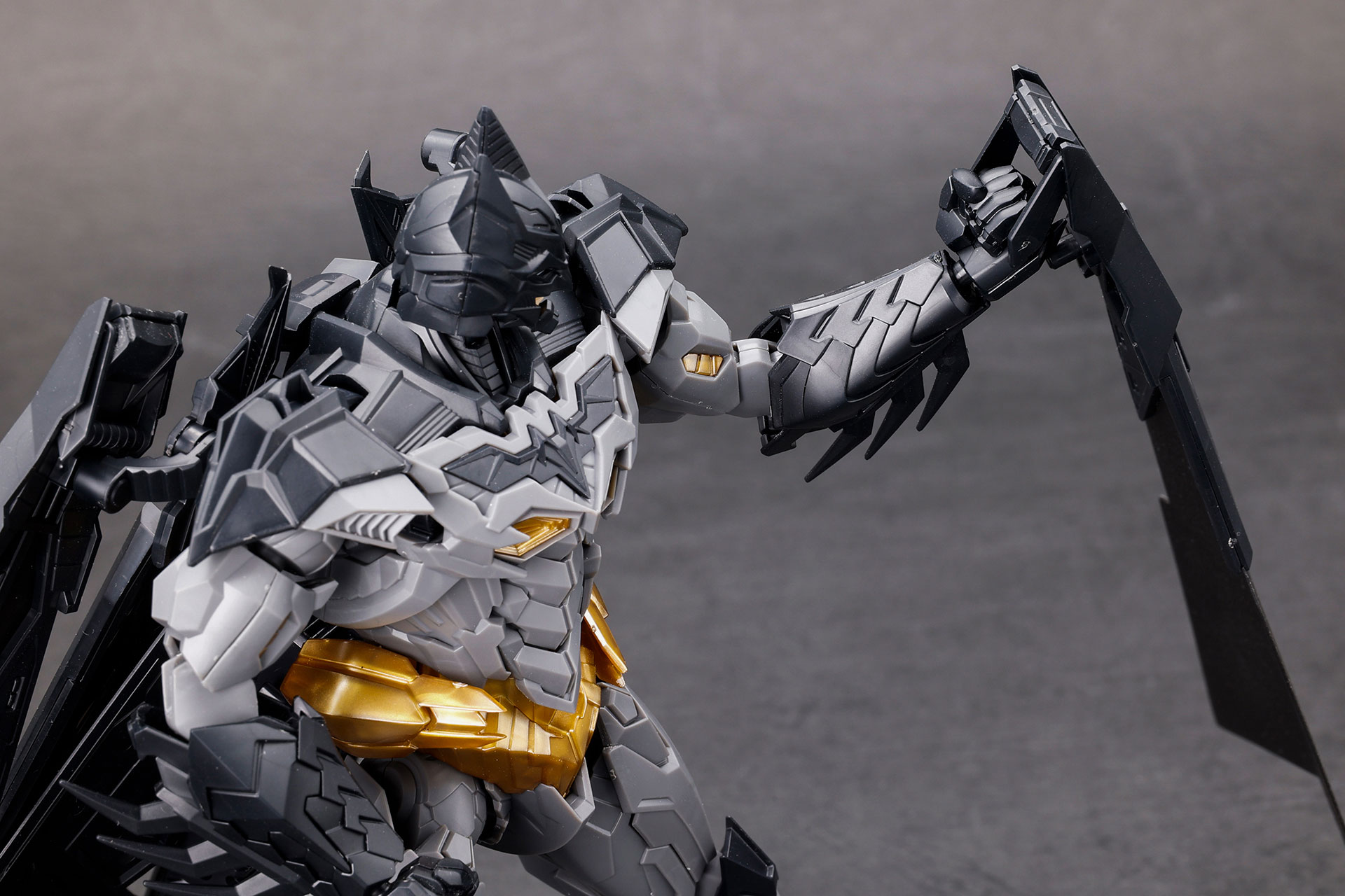 マントを持たせるときは、1度手首のパーツをばらす必要がありますが、このような感じで取っ手を持たせられます。