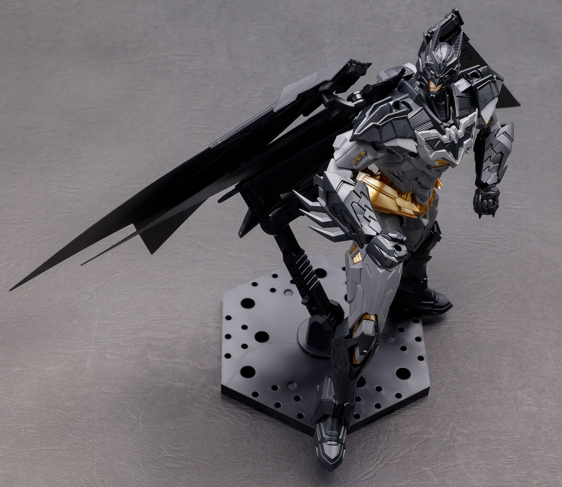 ヒーローっぽいポーズなら、概ね問題なく取らせることができます。