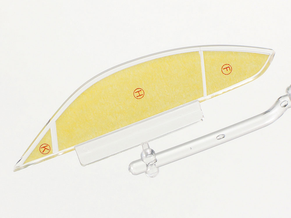 窓枠はウインドウ部品側にモールドしてマスクシールを用意。手軽にシャープに仕上げることができる