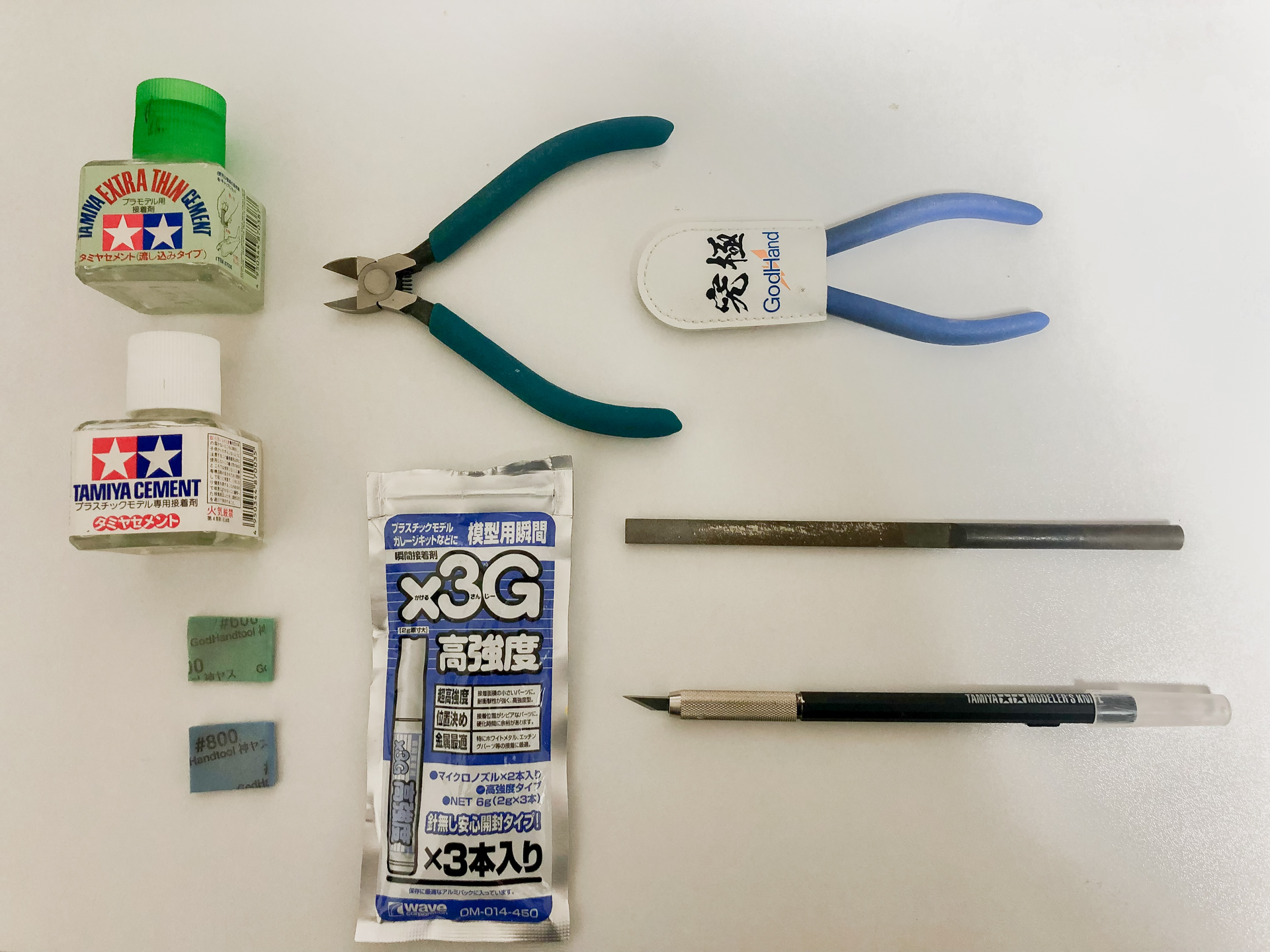 今回使用したツール。フレーム作成にて使用したニッパー2種とデザインナイフ、やすり各種に加え、タミヤの接着剤2種、ウェーブの瞬間接着剤を用意しました。