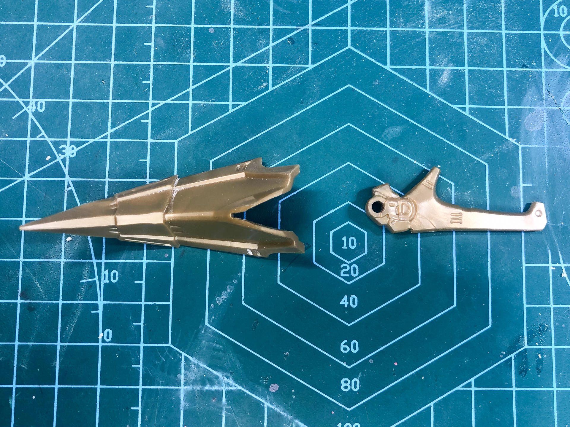 つま先および踵飾りの外装はそれぞれ1パーツ構成となっています。