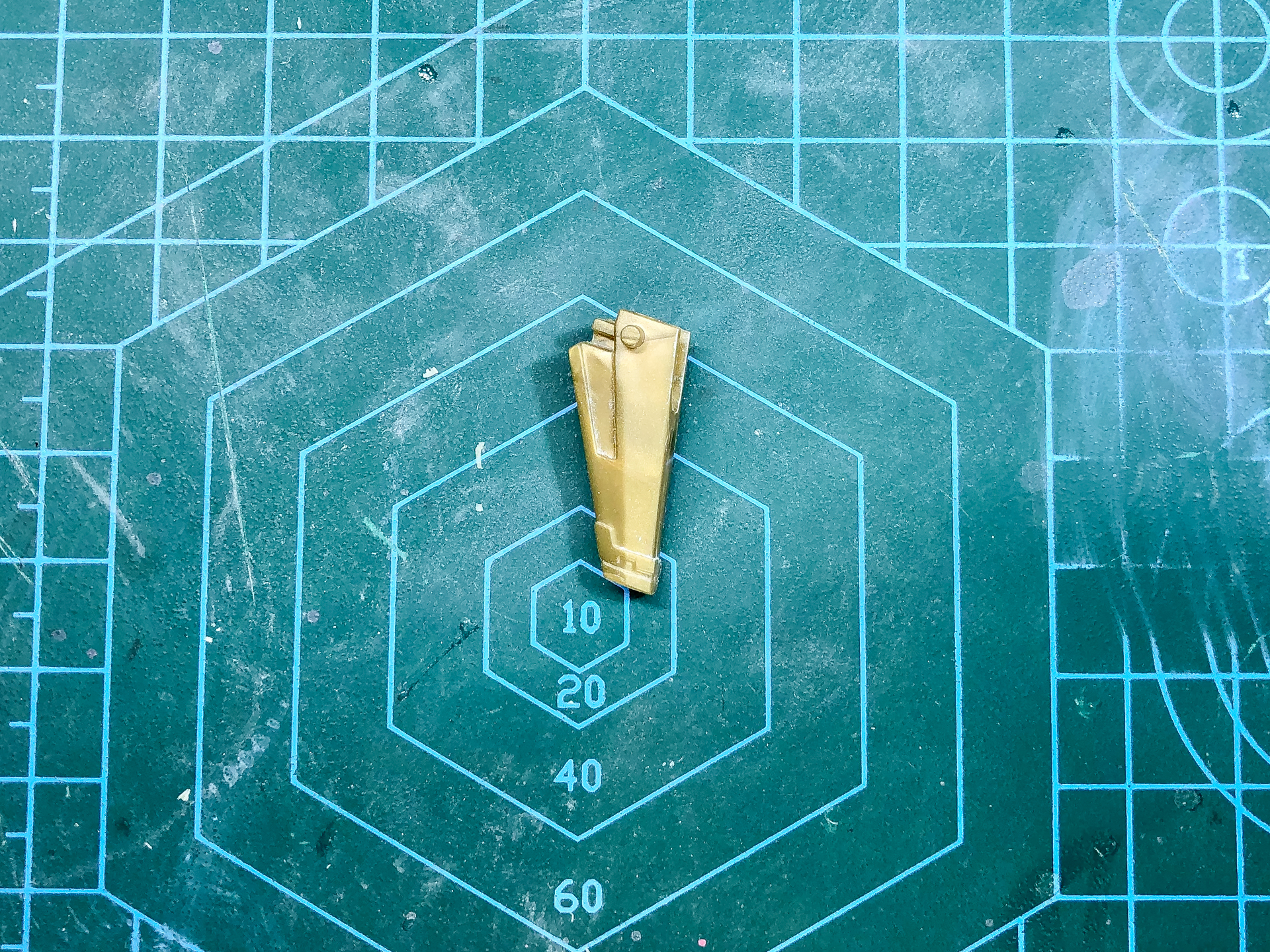 踵パーツは2パーツ構成となっていますが、フレームを自立させるため先行して組み立てておきました。