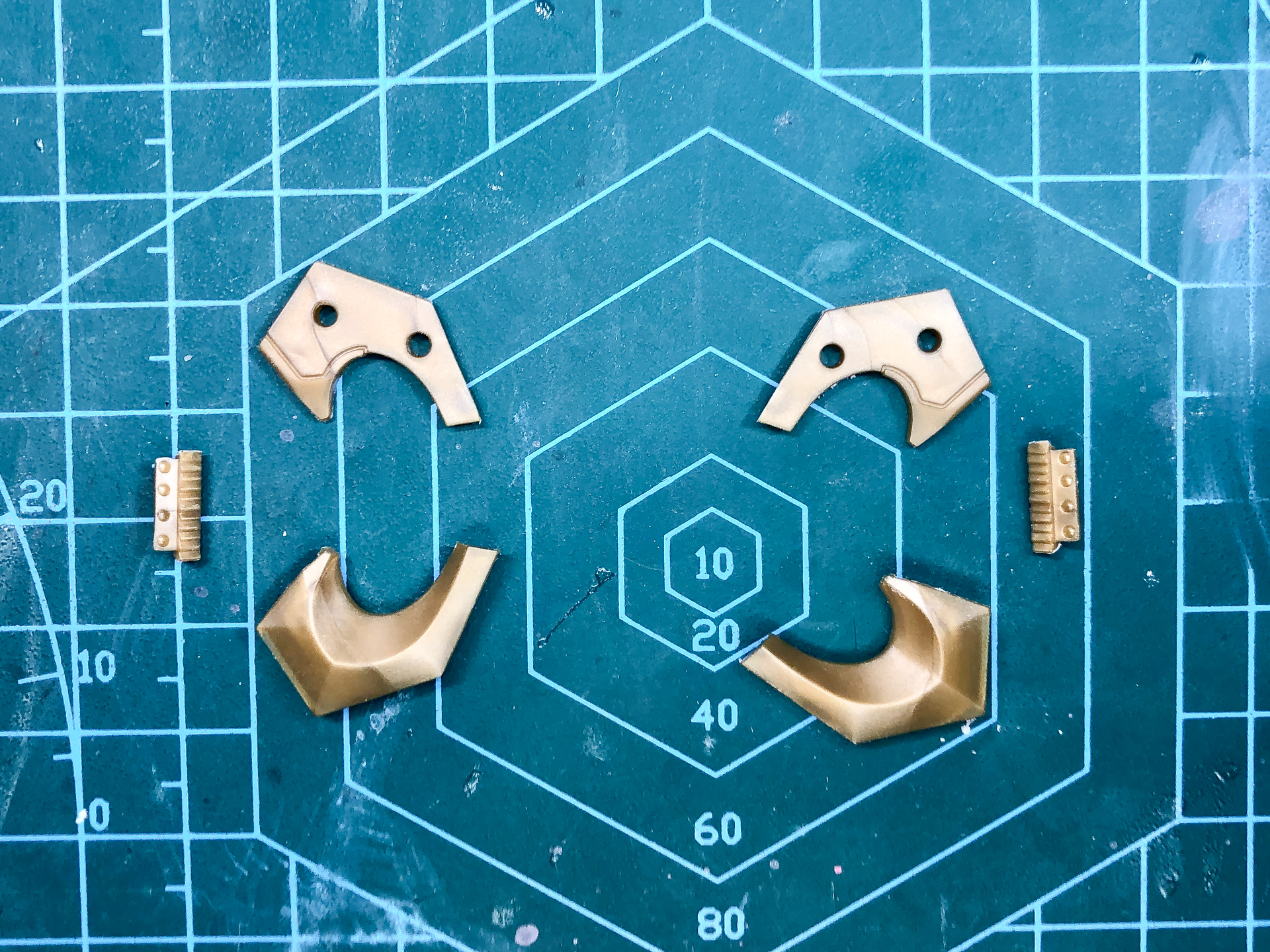 踝の外装パーツ。左右各3パーツ構成になっています。