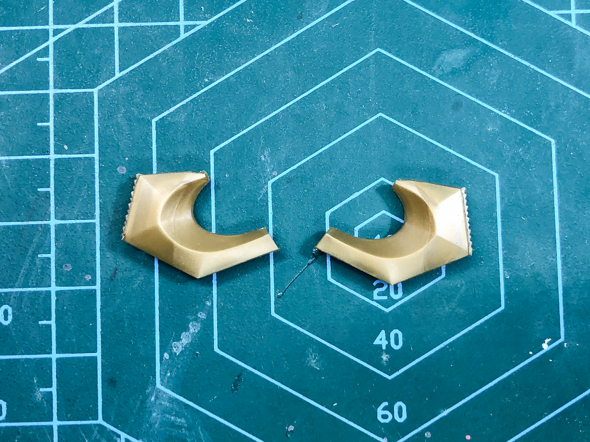 踝の外装パーツは塗り分けがないため、先行して組み立てておきます。