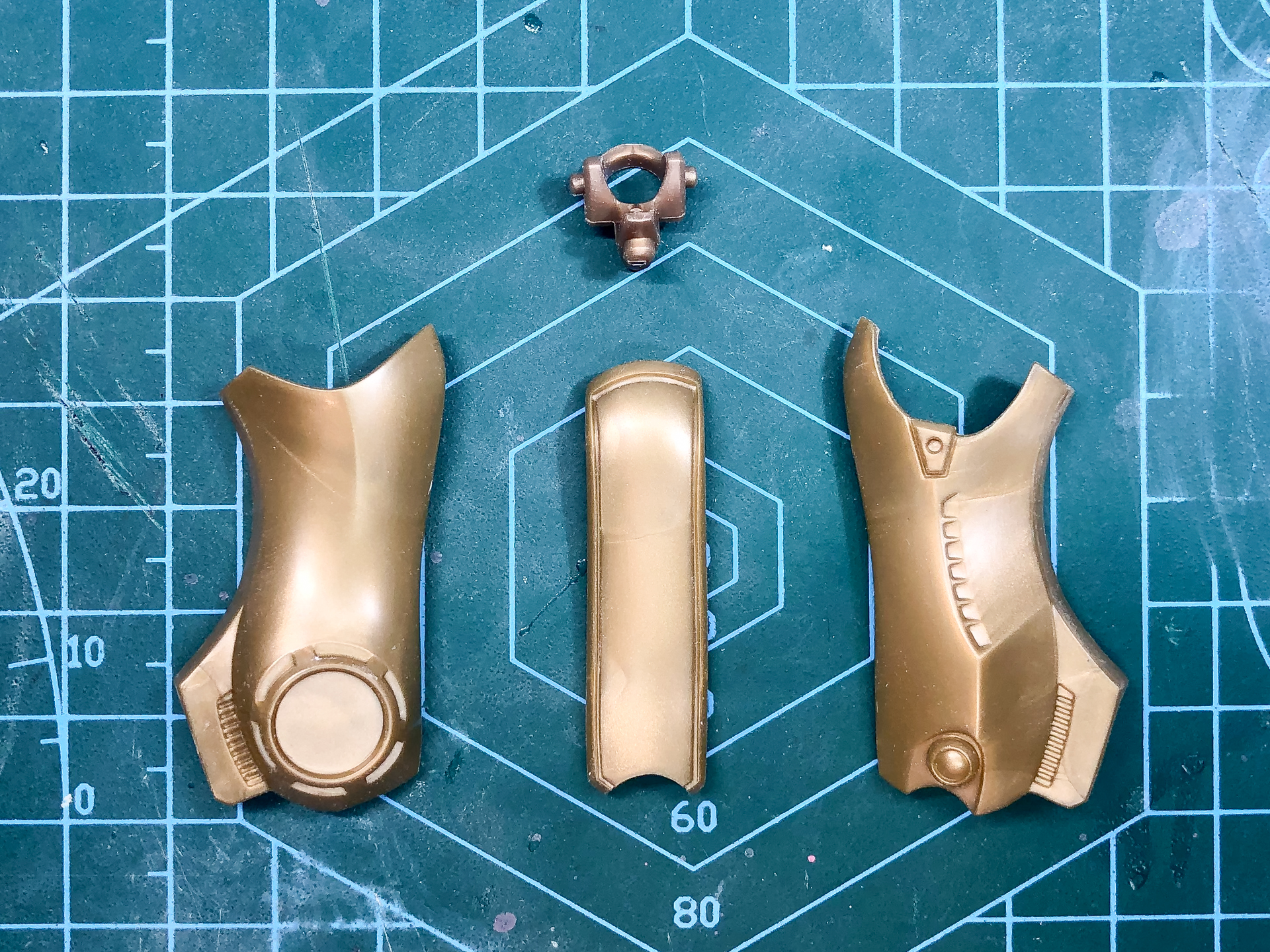 大腿部外装パーツ。全4パーツにて構成されています。前面となるパーツに赤色の塗り分けがあるため組み立てずに塗装を行ないます。