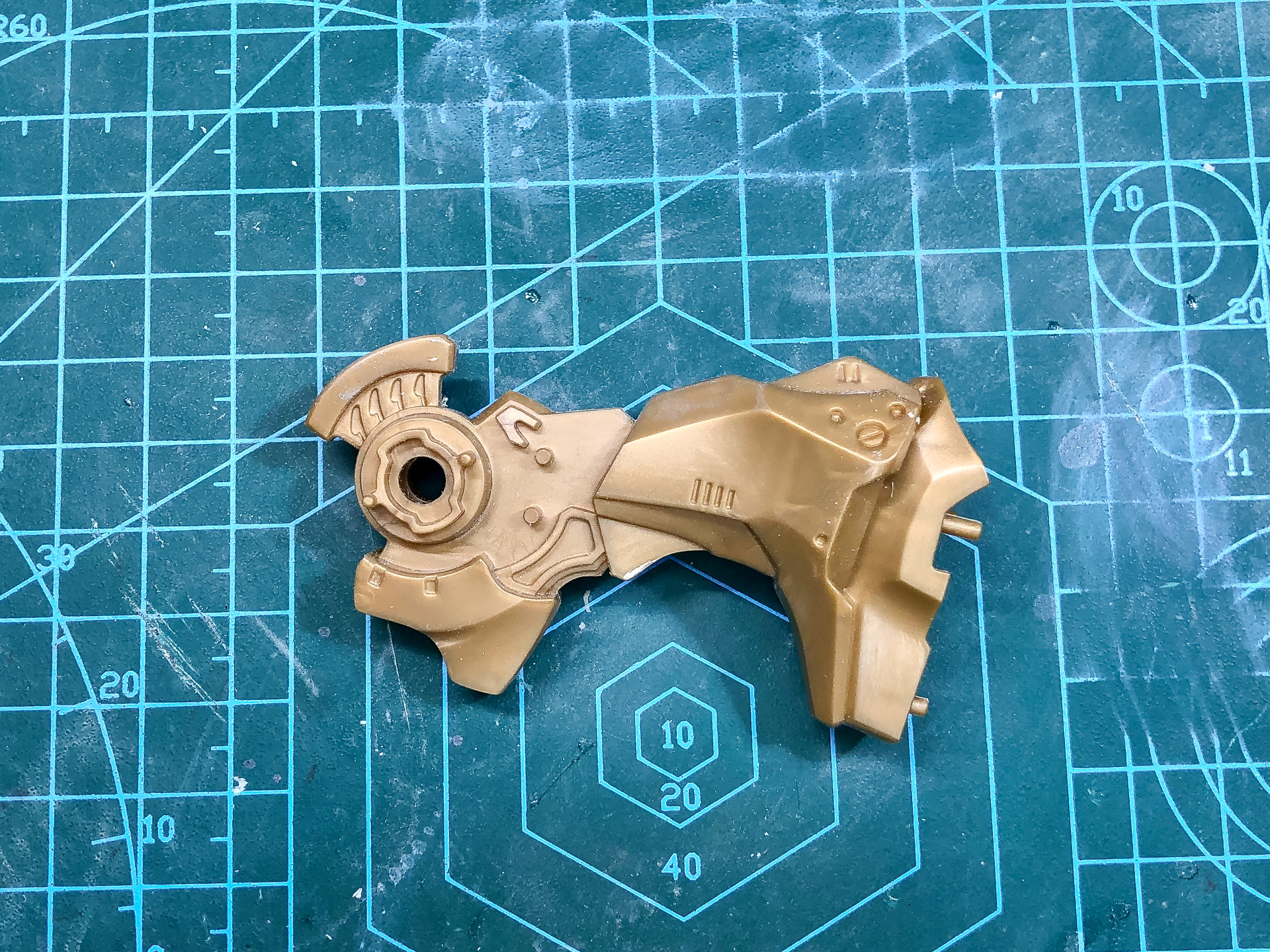 背面ユニット基部の支柱は左右分割にて合わせ目が発生するため、先行で組み立てを行ないます。