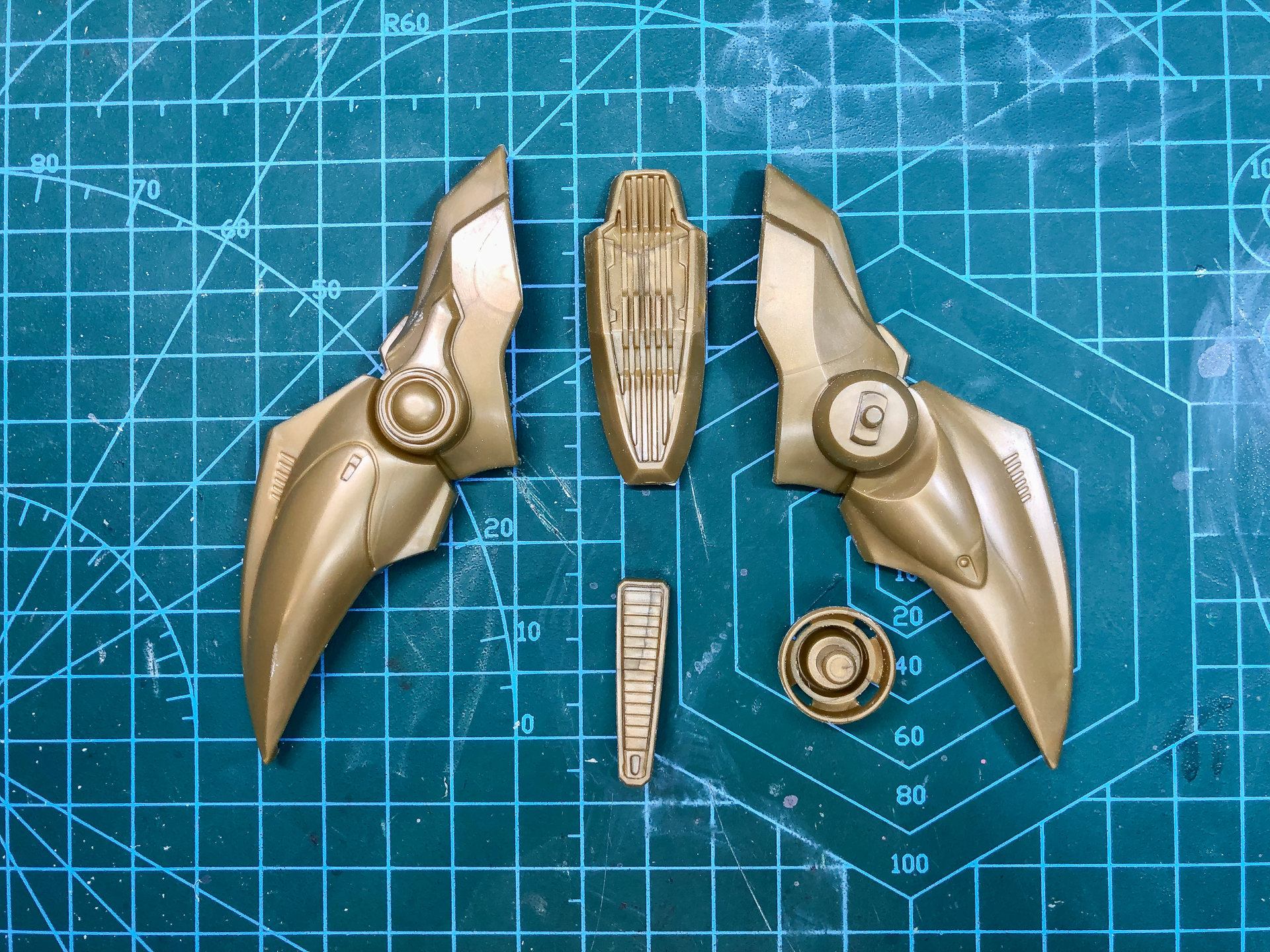 背面ユニット右側のパーツ。全5パーツにて構成されています。