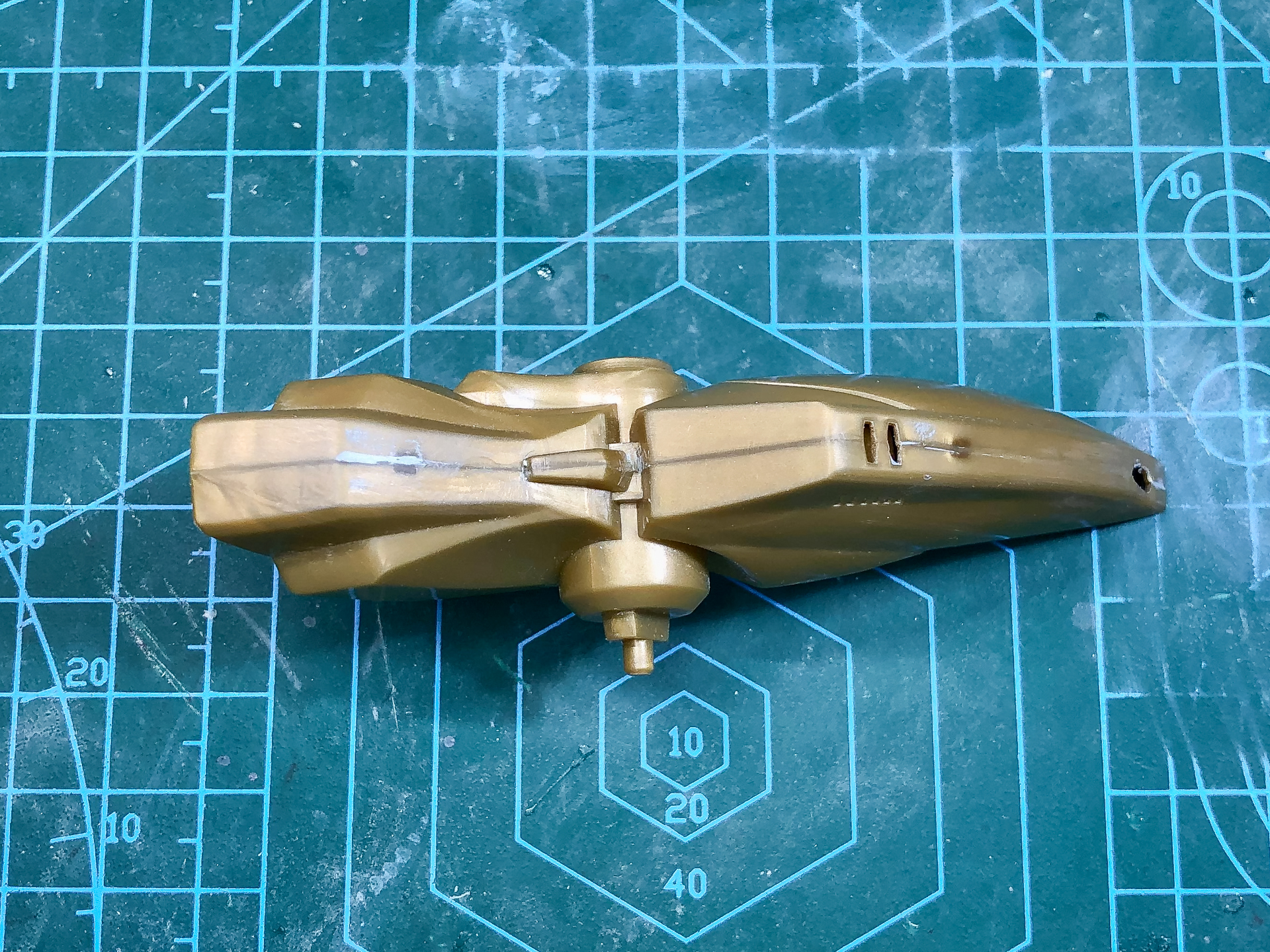 背面ユニット右側の本体は左右分割にて合わせ目が発生するため、先行で組み立てを行ないます。