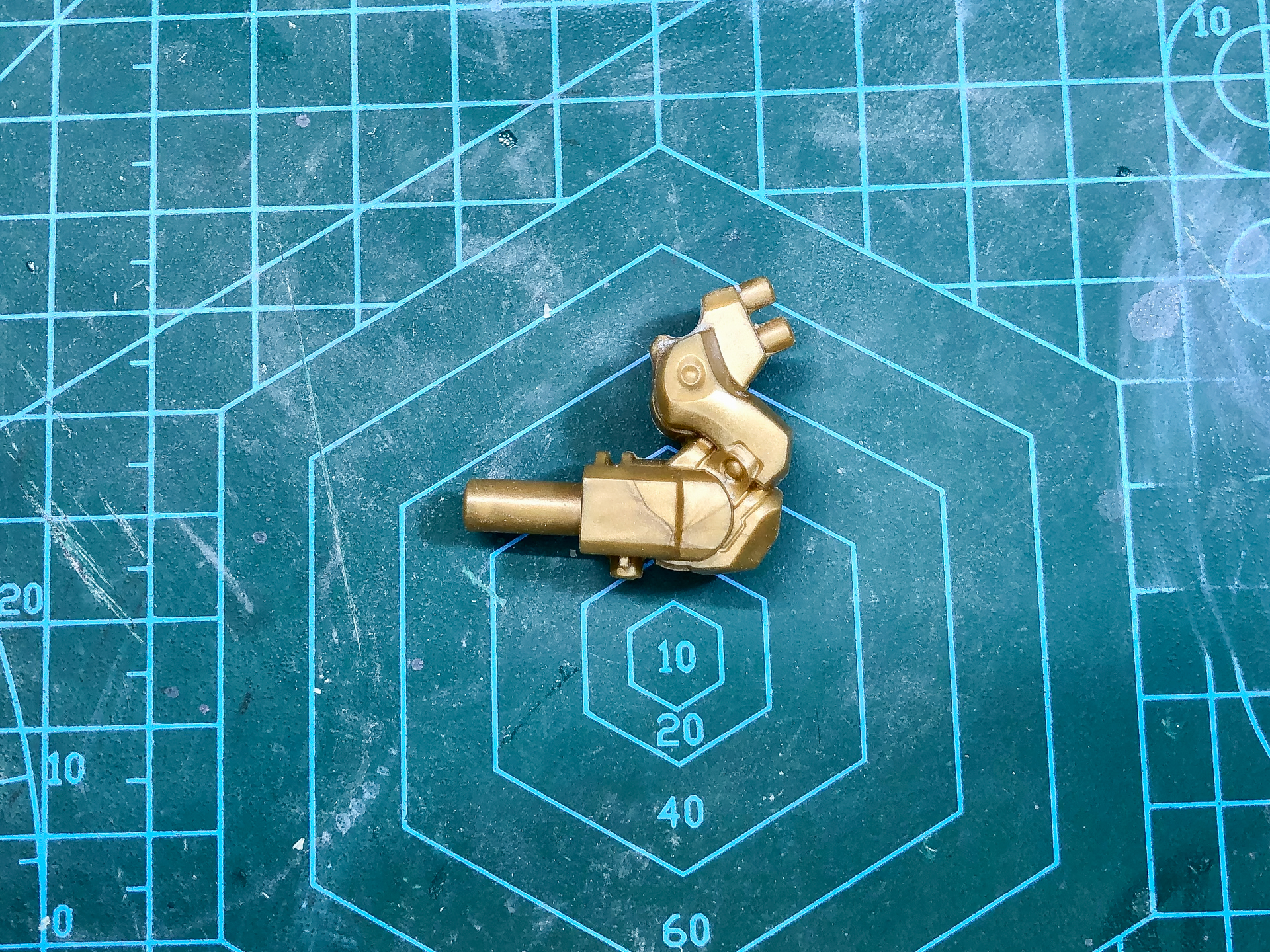 背面ユニット左側の支柱パーツは左右分割にて合わせ目が発生するため、先行で組み立てを行ないます。