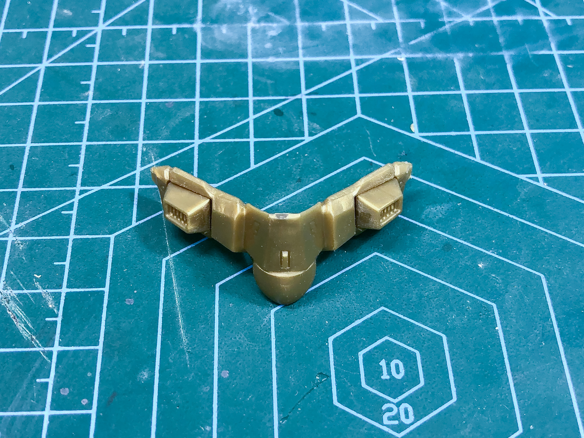 胸部外装のダクトパーツは塗り分けもないため先行で組み立てを行ないます。