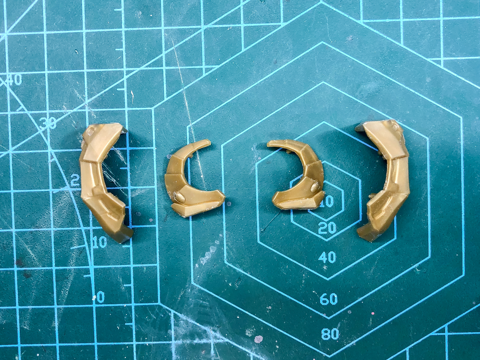 胸部側面の外装パーツ。全4パーツにて構成されています。