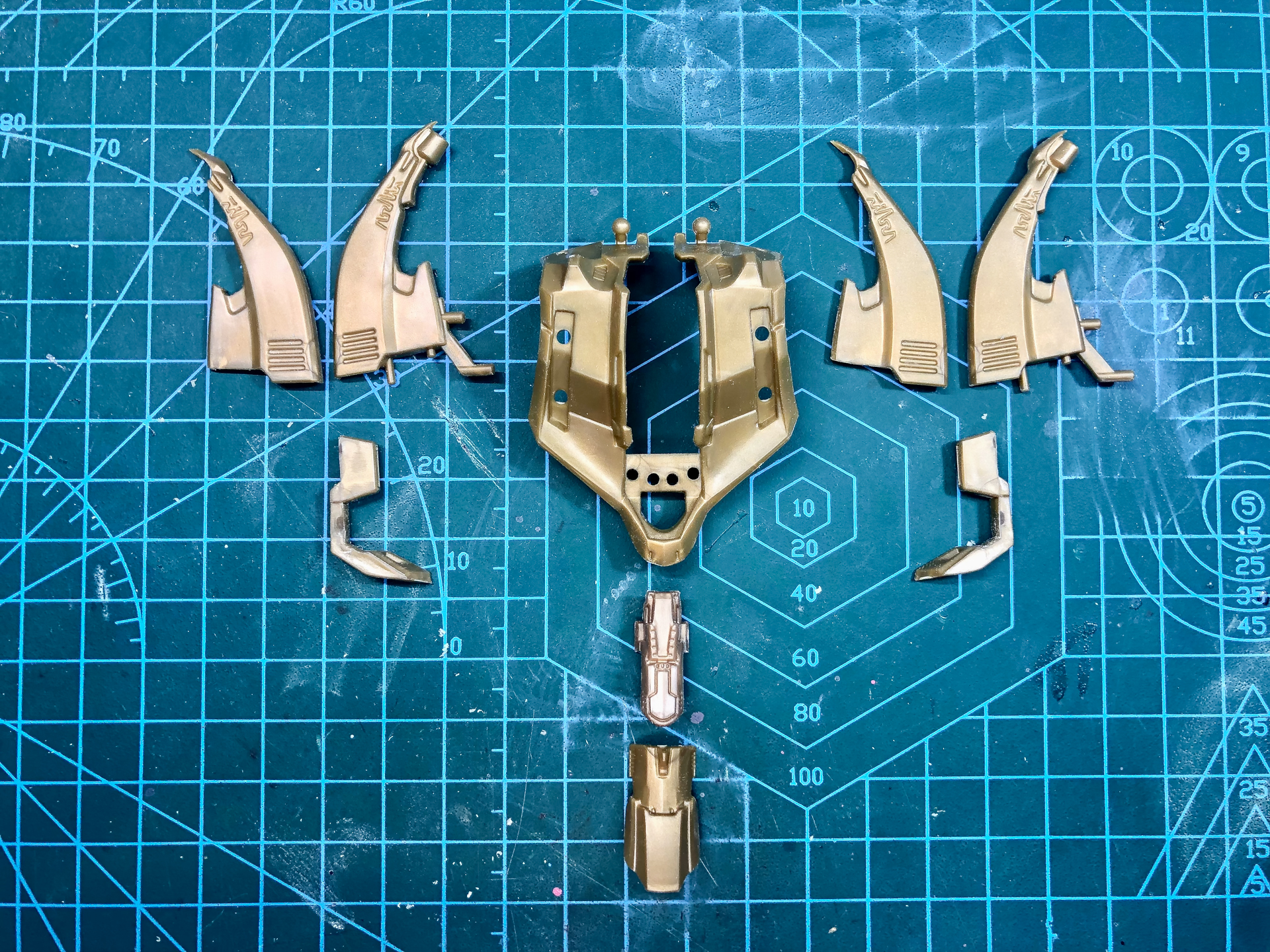 胸部上面の外装パーツ。全9パーツにて構成されています。