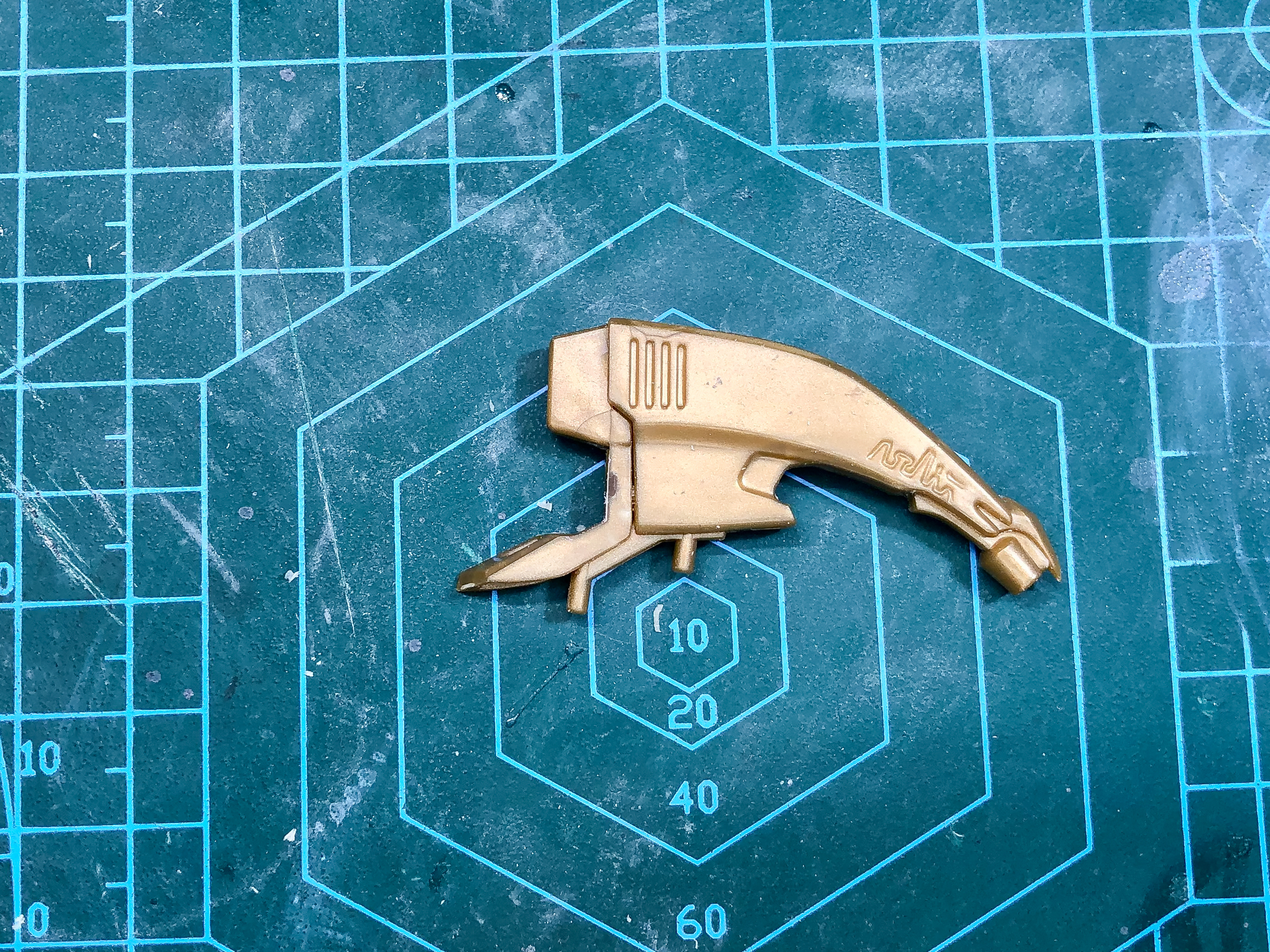 胸部上面のスタビライザーは左右分割にて合わせ目が発生するため、先行で組み立てを行ないます。