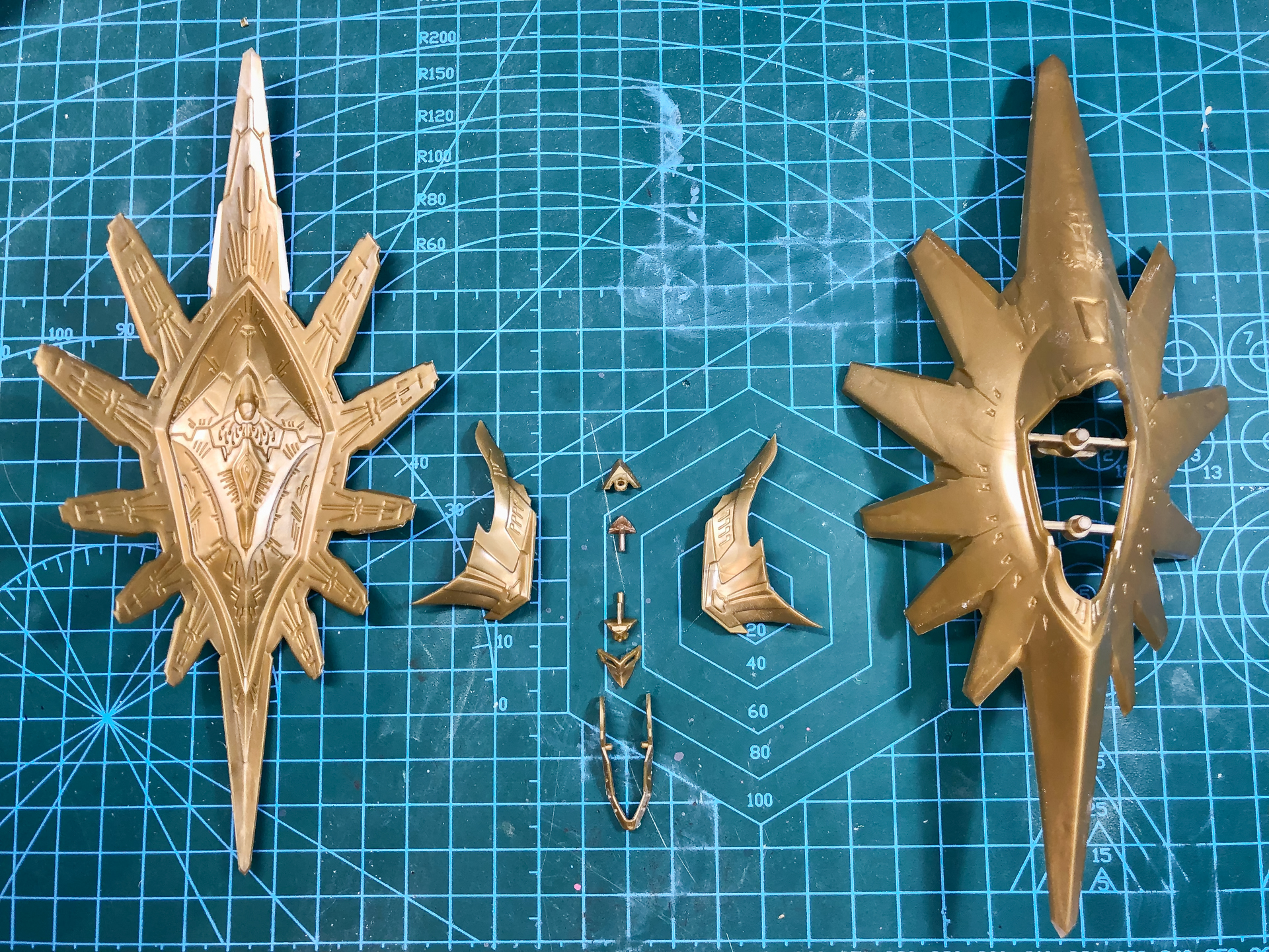 頭部の外装パーツ。全9パーツにて構成されています。