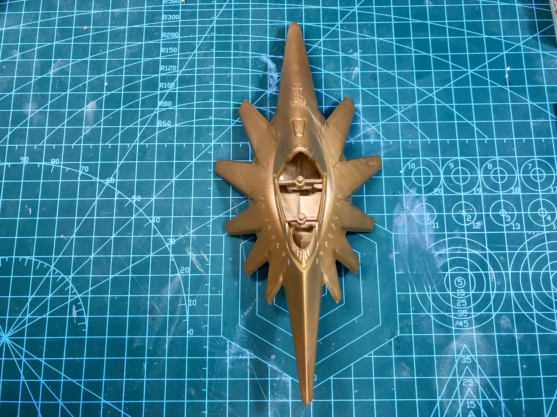 頭頂部の外装パーツは塗装による塗り分けもないため先行で組み立てを行ないます。