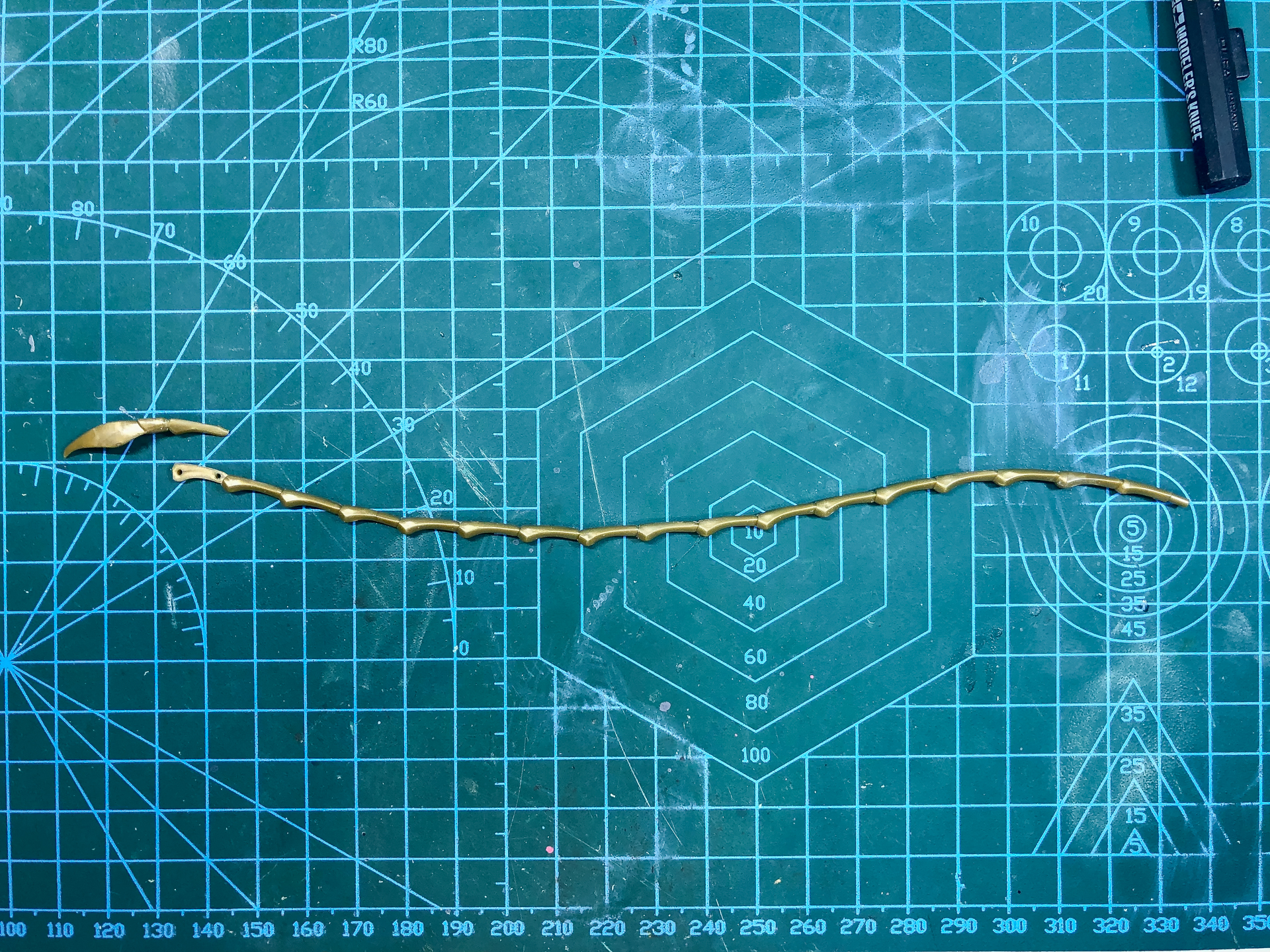 背部スタビライザーのパーツ。全2パーツにて構成されています。
