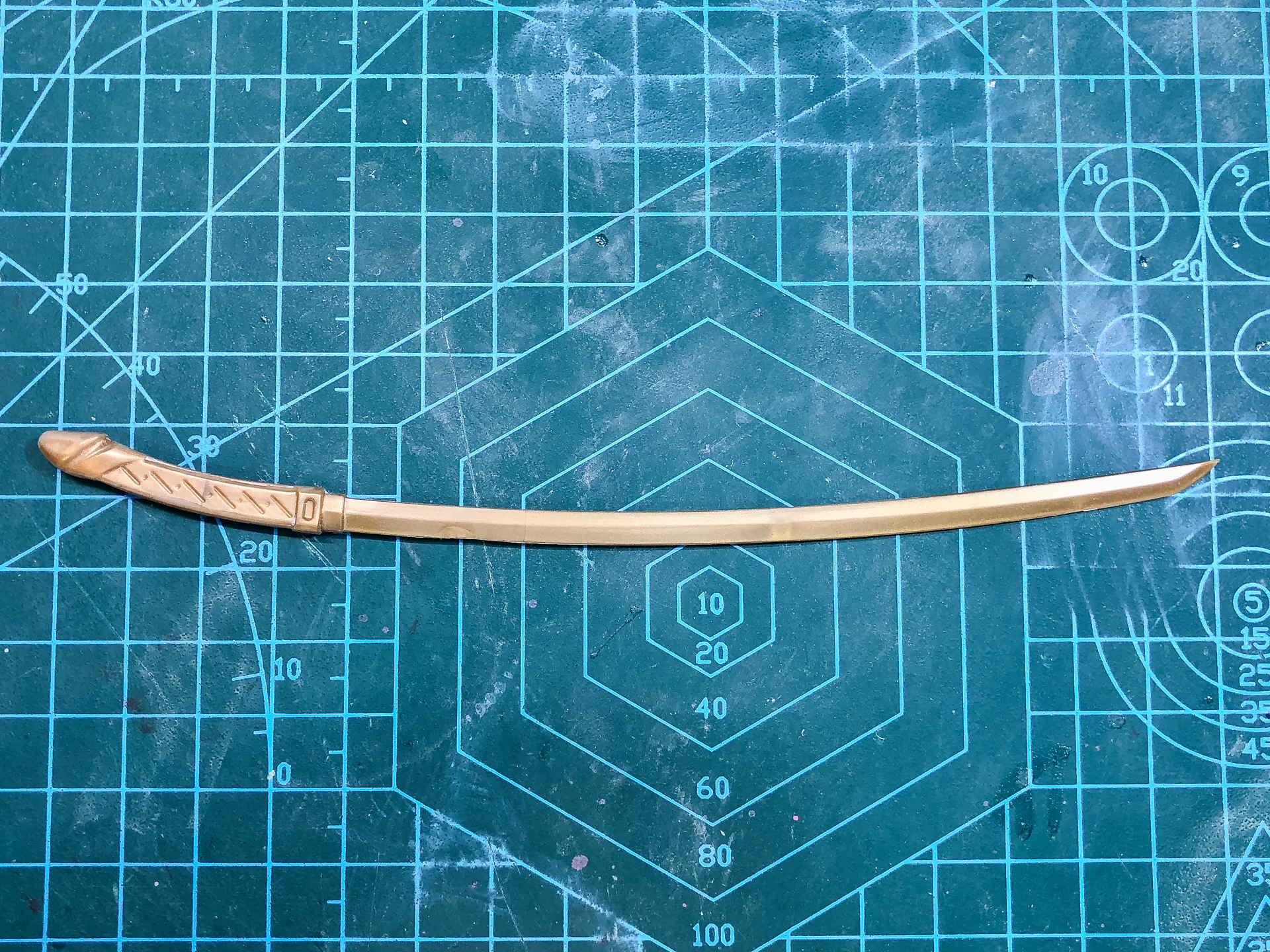 武器パーツは納刀状態と抜刀状態の2種類の刀が付属します。左右分割にて合わせ目が発生するため、先行で組み立てを行ないます。