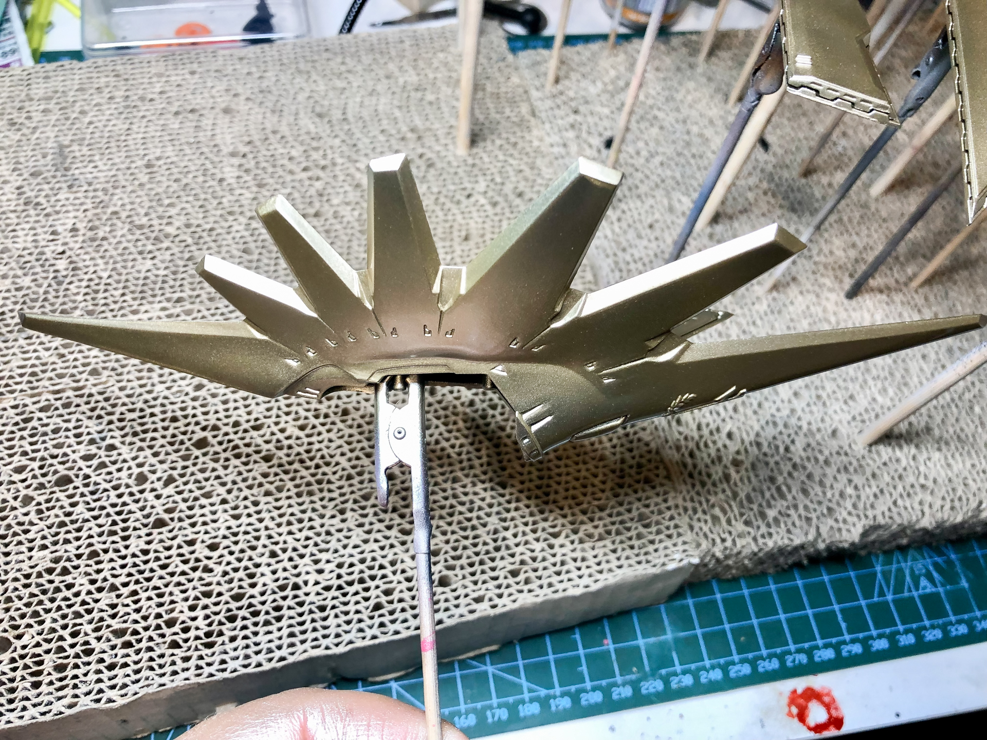 上塗りが完了した頭頂部外装パーツ。青味を追加することで独特な魅力を引き立たせます。