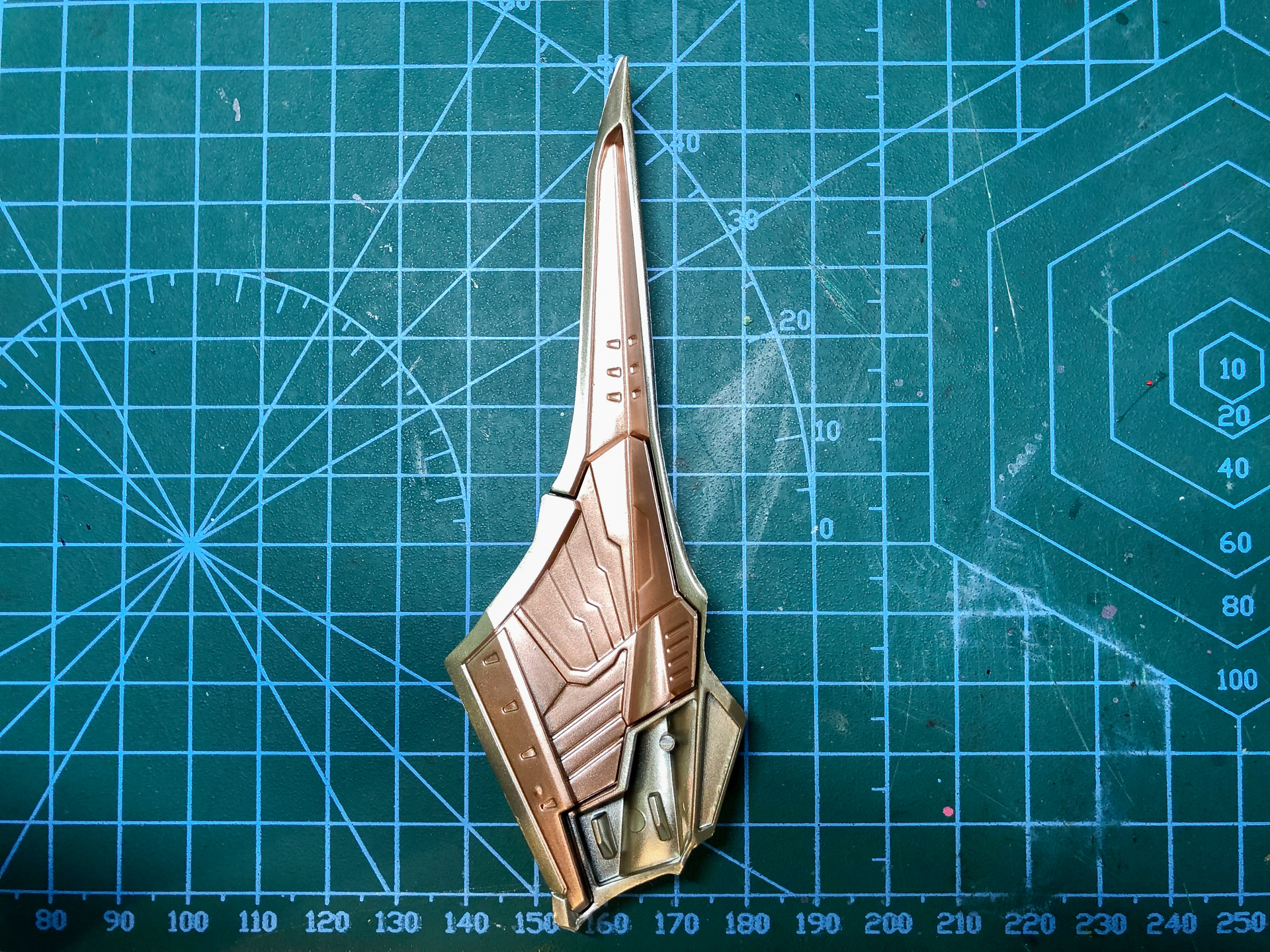 部分塗装後の外装パーツ。フレーム色と外装色は近い色味ではありますがしっかりと塗り分けることで情報量アップが見込めます。