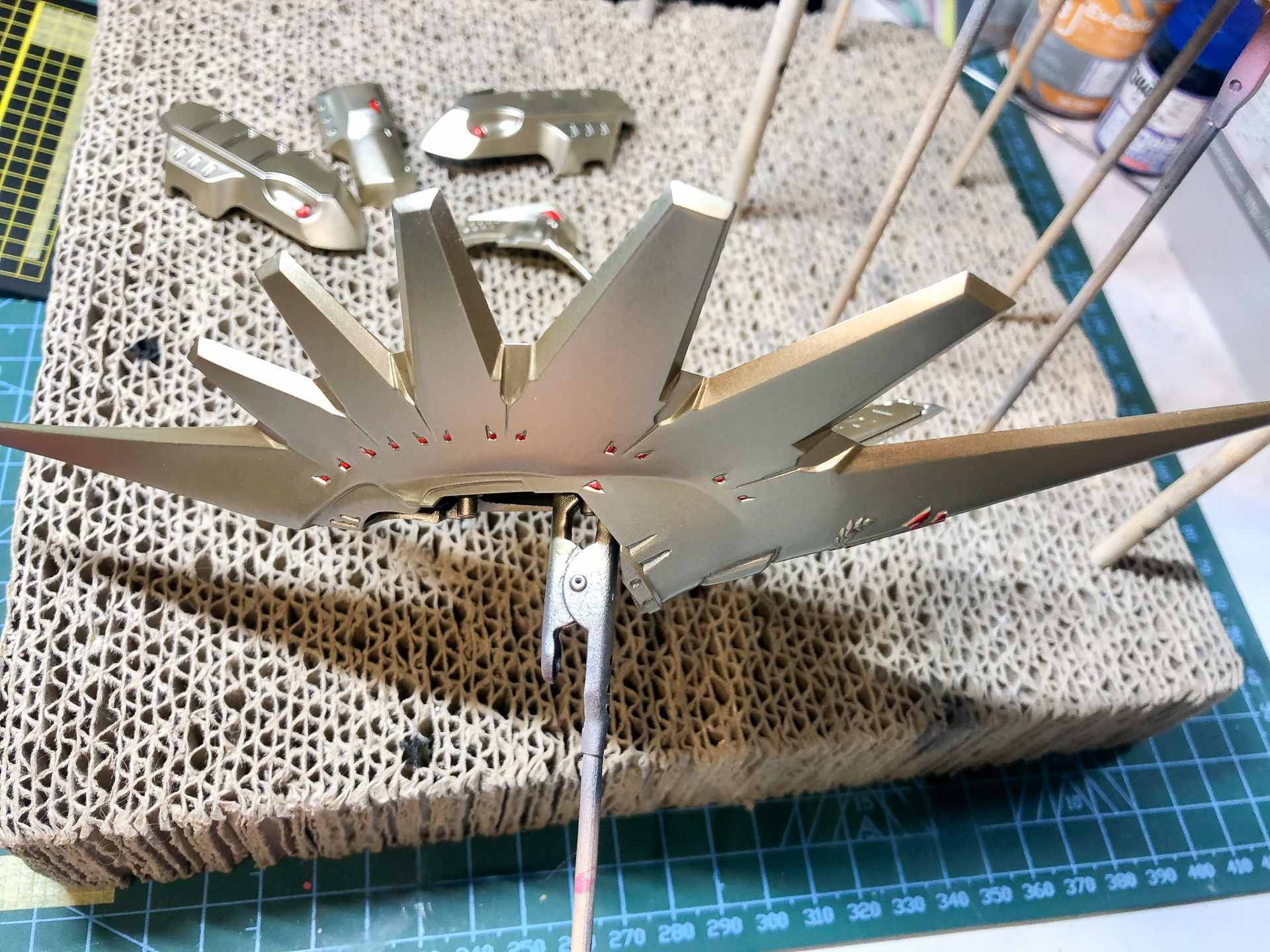 筆塗りで部分塗装を行なった頭頂部外装パーツ。ここまで細かい箇所は筆塗りで仕上げていきます。