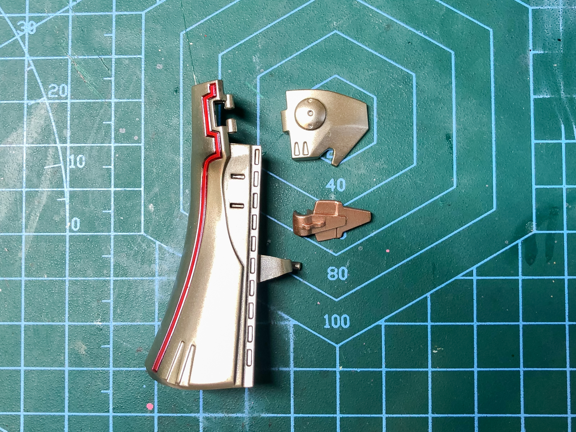 スネ部外装パーツ。