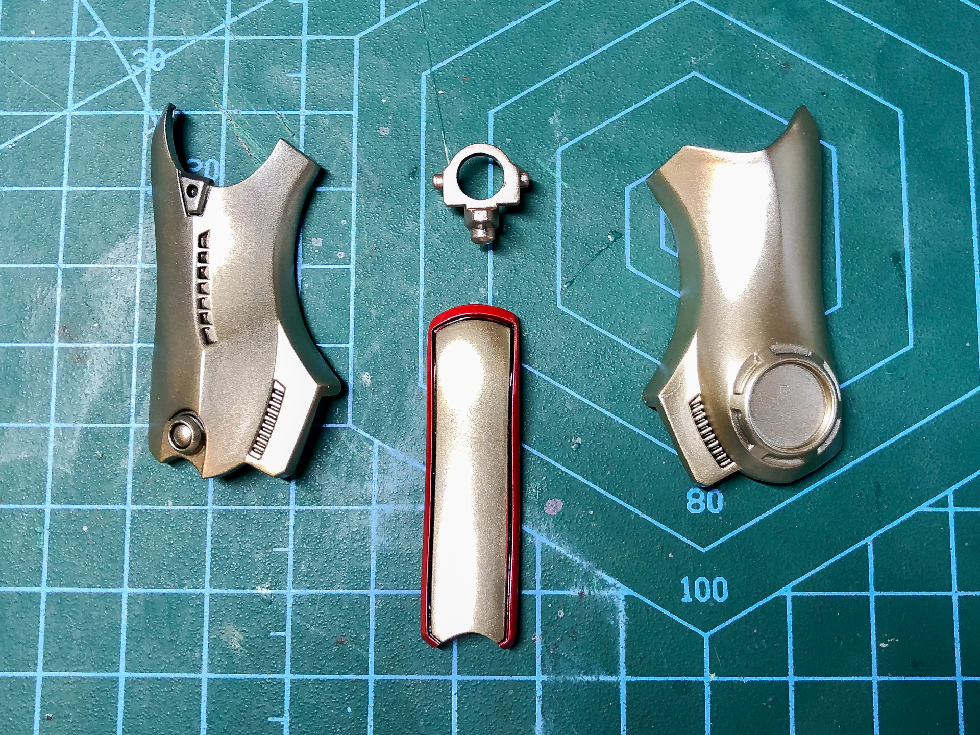 太もも部外装パーツ。