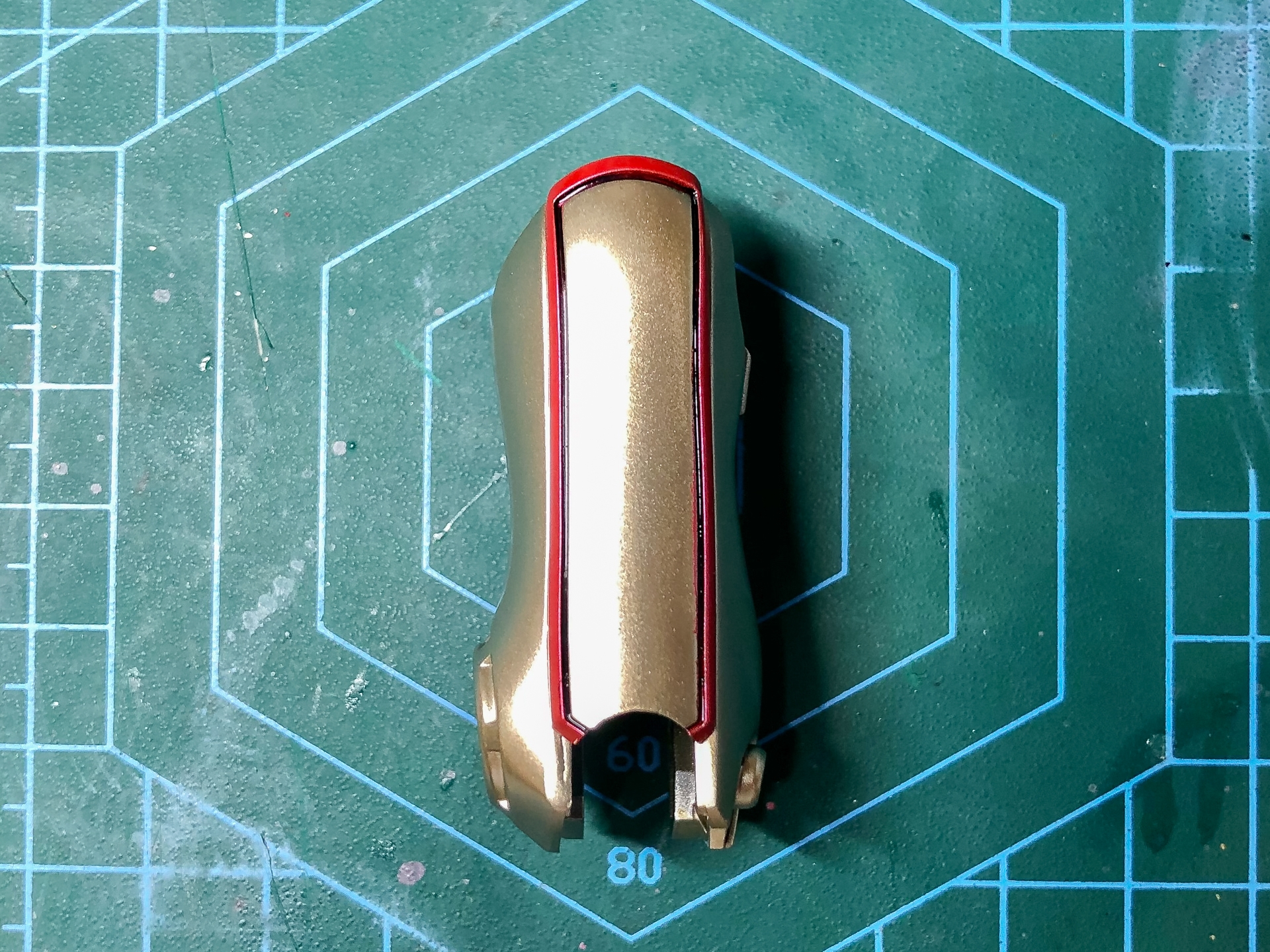 4パーツを筒状に組み立てます。