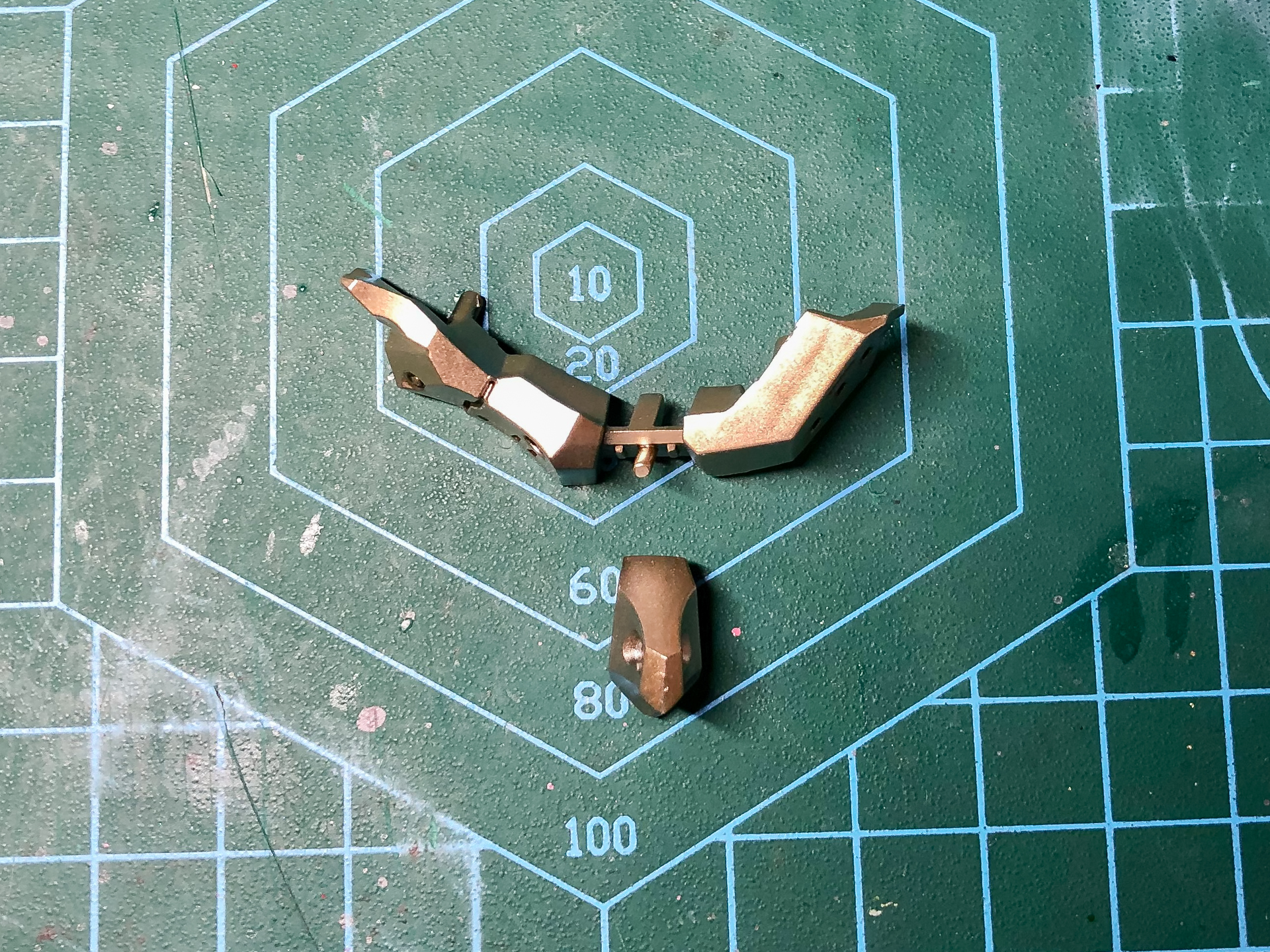 腰アーマー基部外装パーツ。