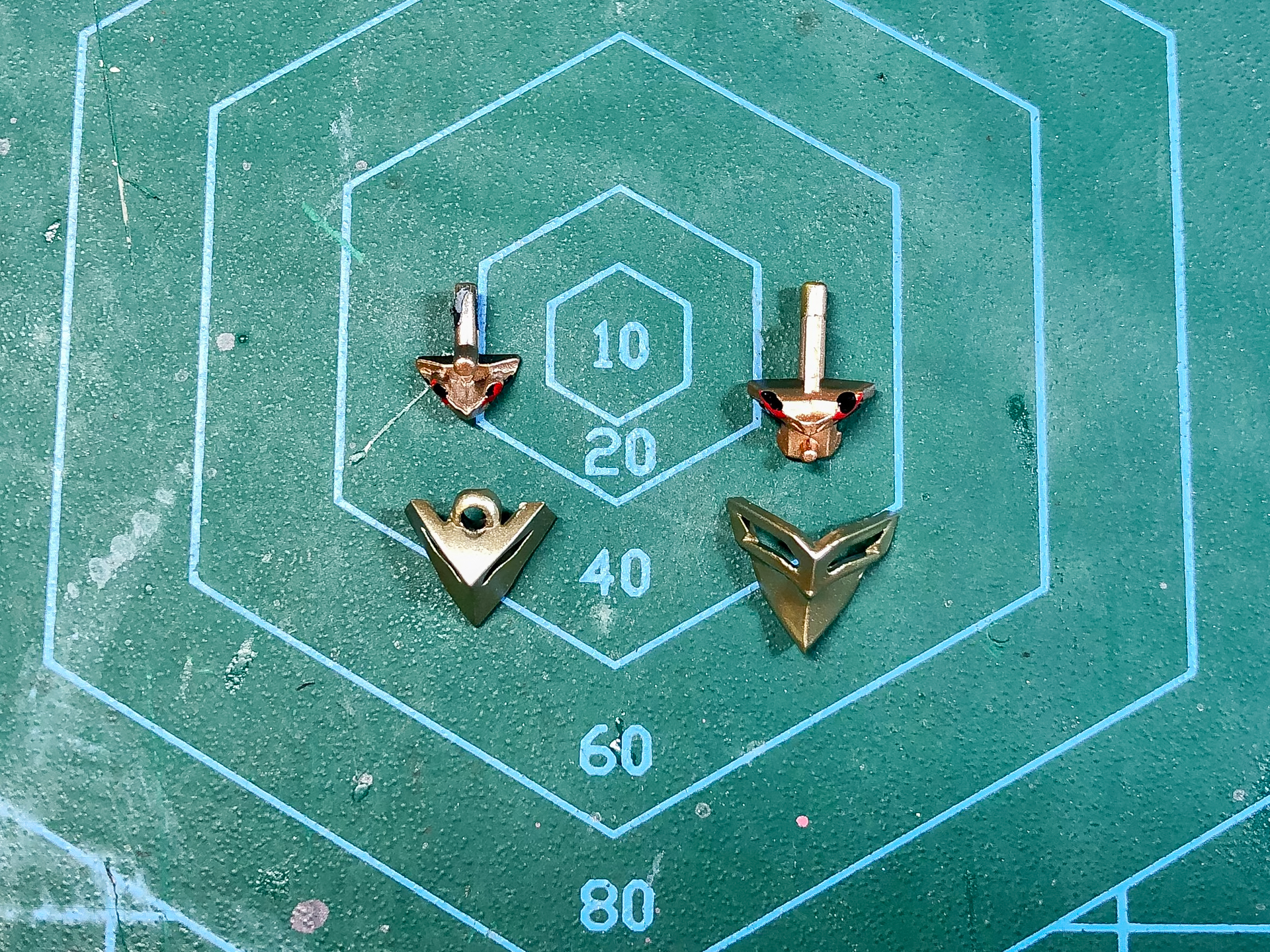 フェイスパーツ。眼の塗り分けは筆塗りで行ないました。