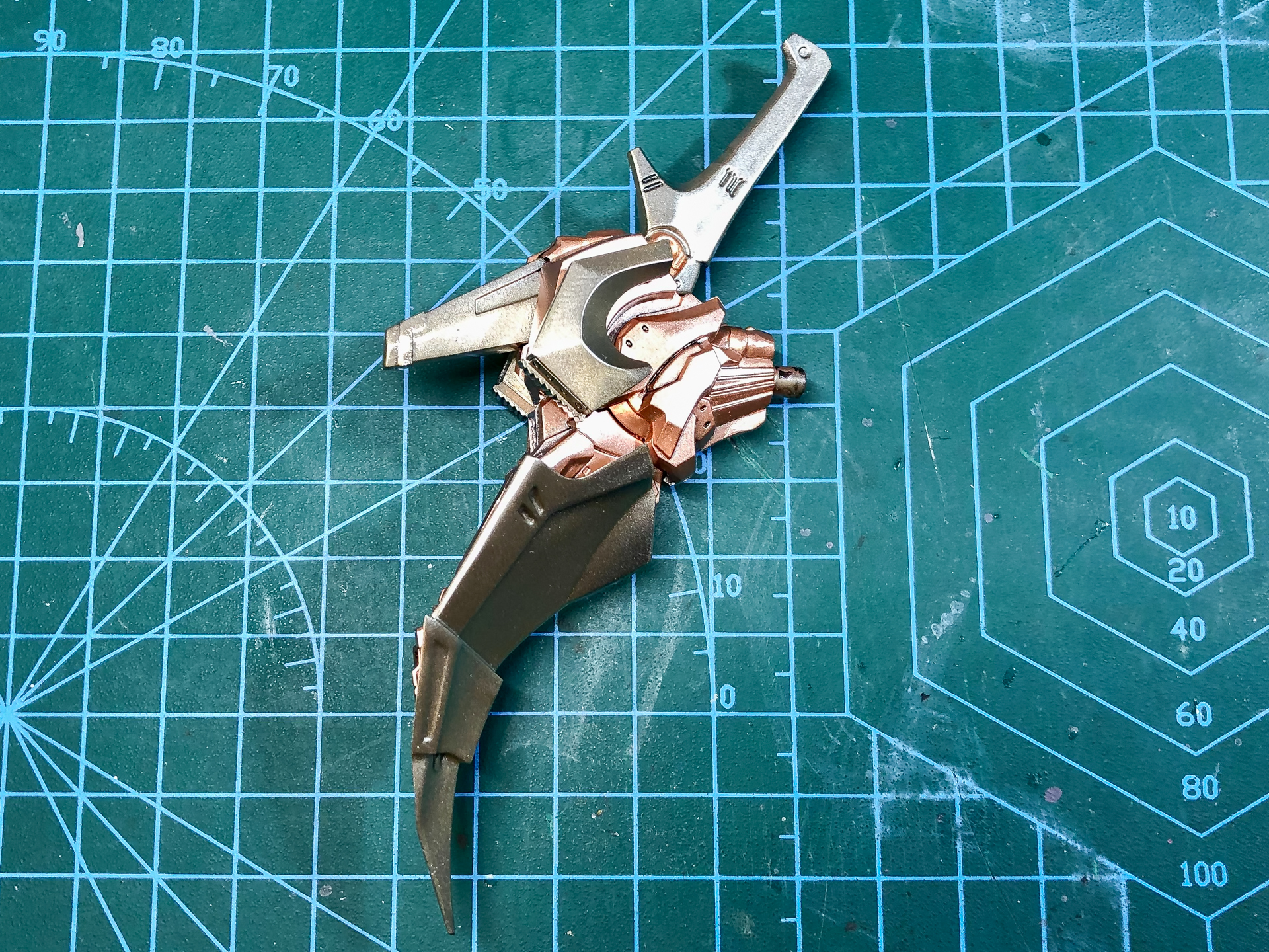 外装パーツを取り付けることでより美しいヒール形状となります。