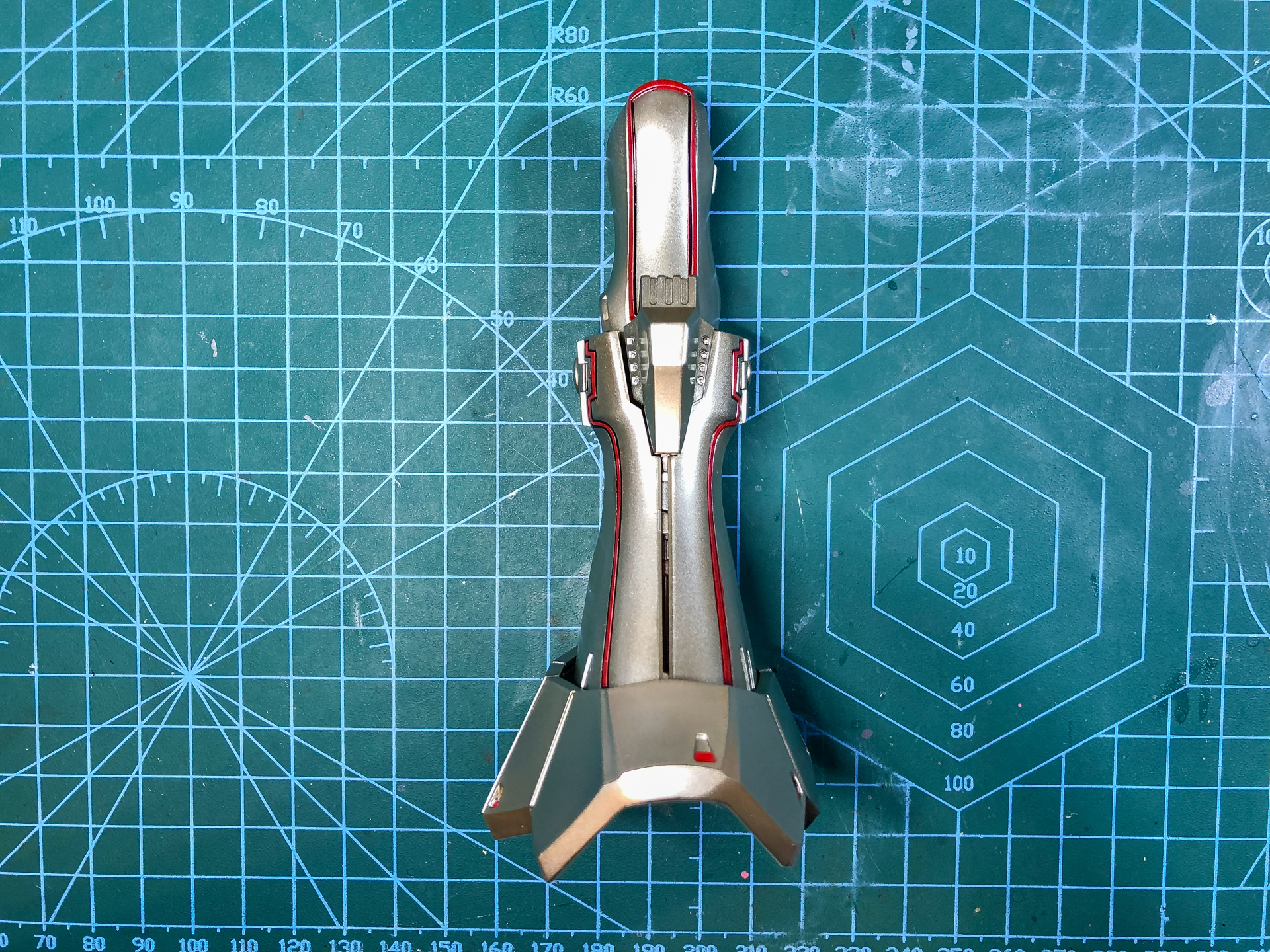 機体が完成していく嬉しさはありますが、脚部のフレームはほとんど隠れてしまうので少し残念に感じます。