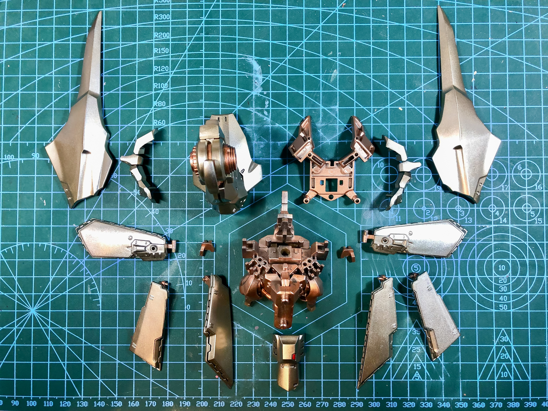 最終組み立てを行なう腰部パーツ。