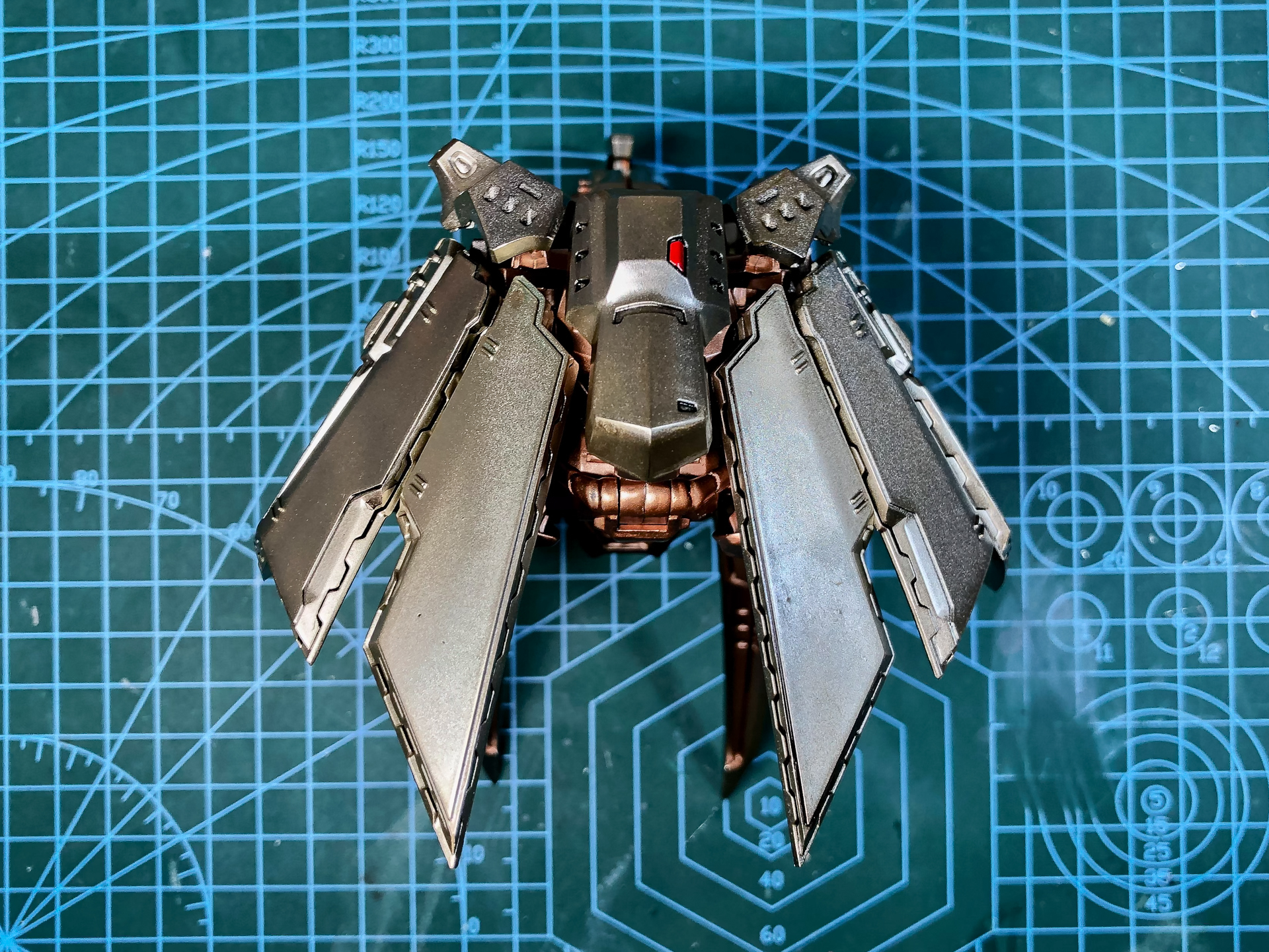 腰アーマーの密度が高く重量感があります。