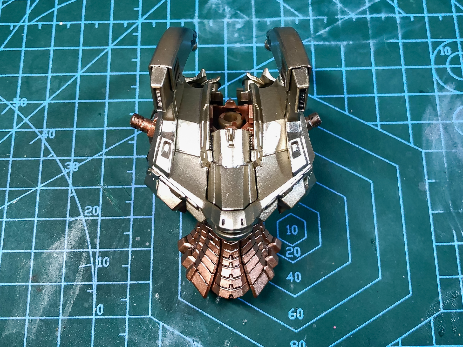 フレームが露出している腹部と装甲で覆われた胸部のコントラストが美しいです。