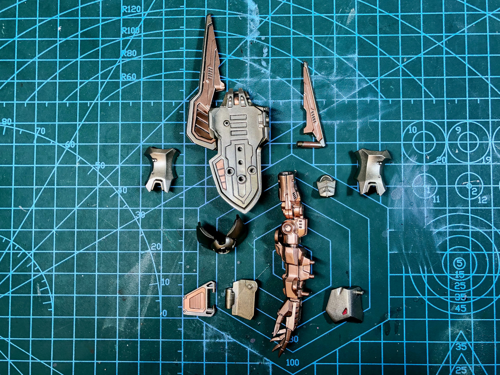 最終組み立てを行なう腕部パーツ。