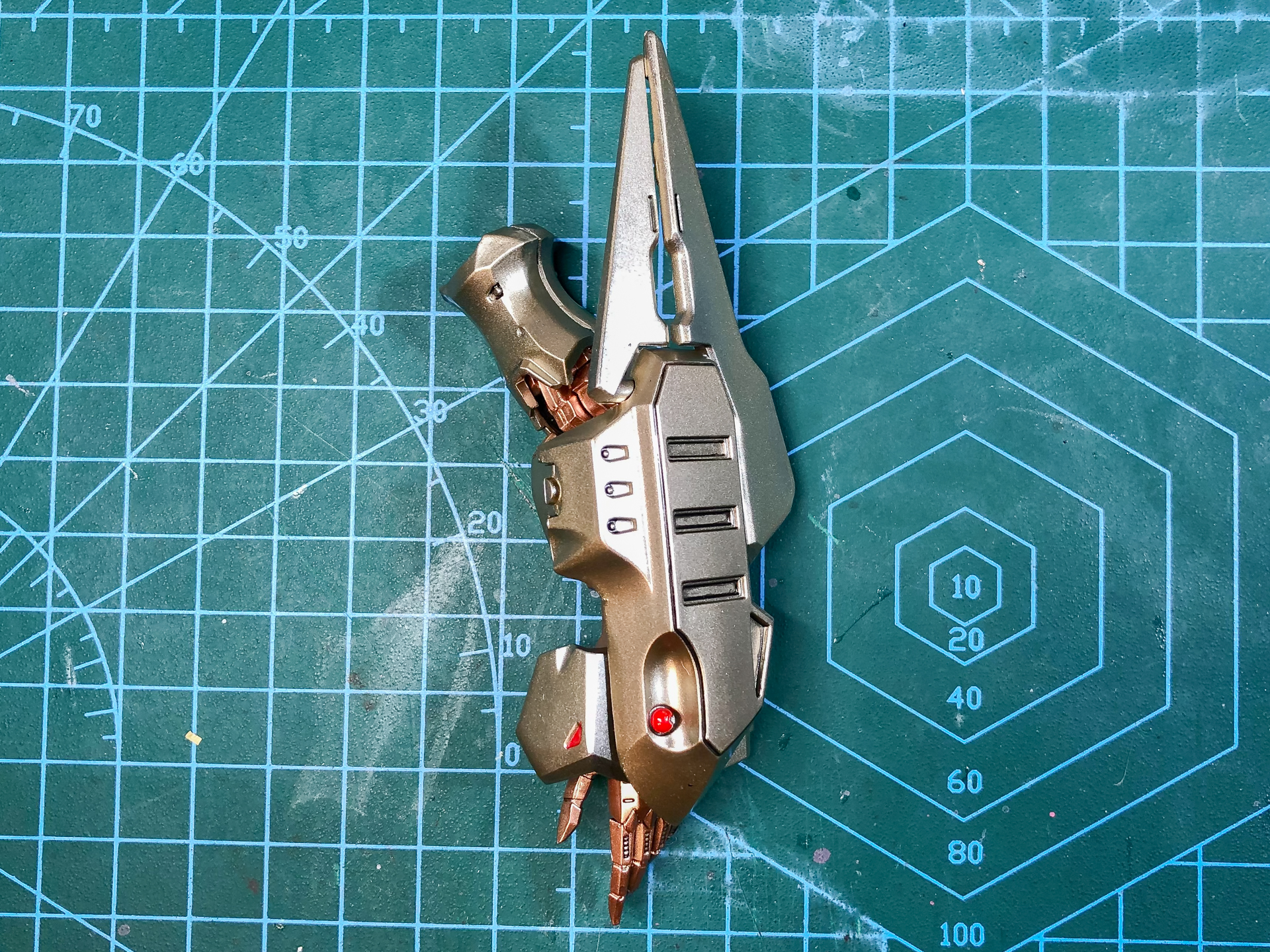 スタビライザーの追加で前腕のボリュームが増し、マッシブな印象になりました。